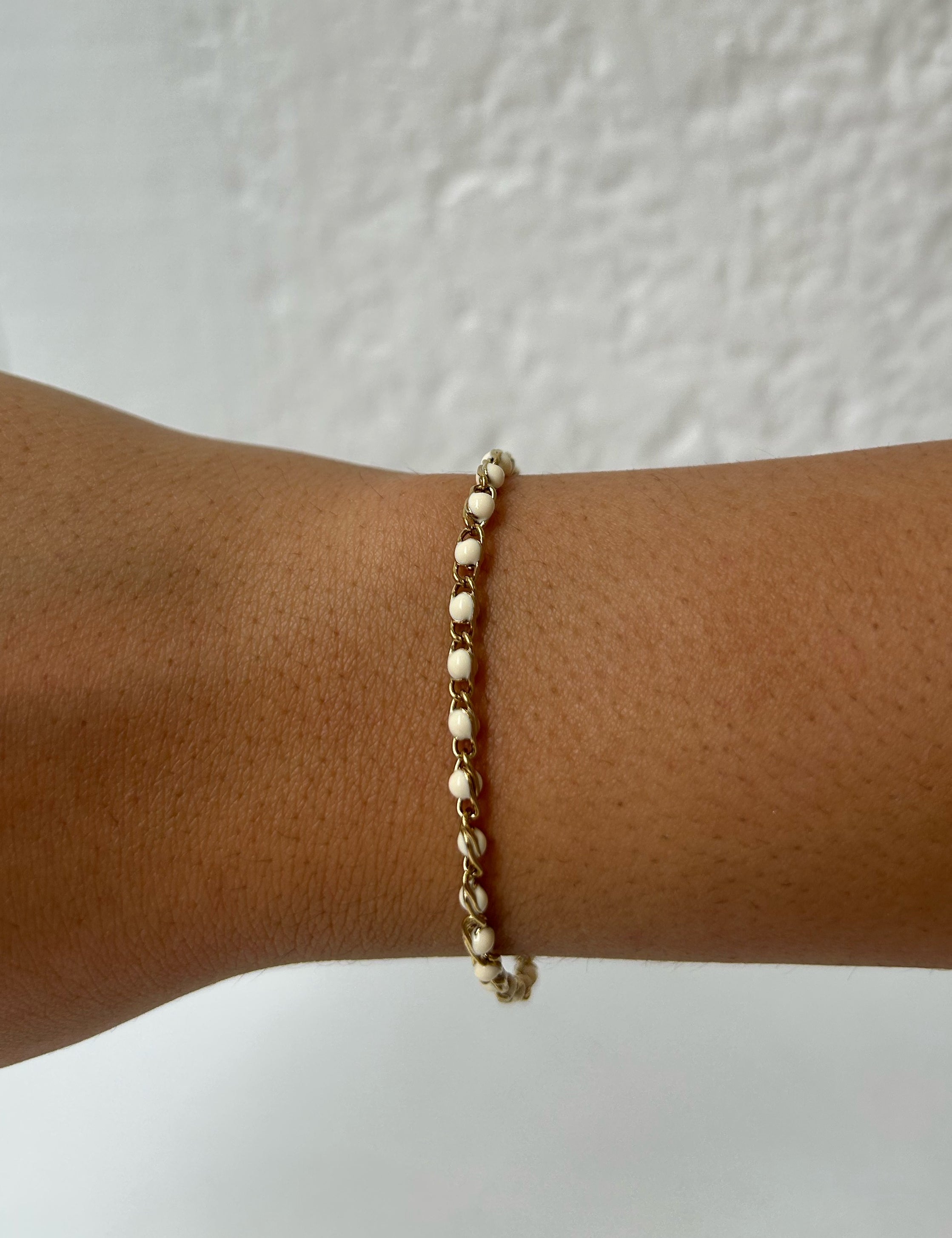 Bracelet July doré à petites perles beige porté au poignet - Ordiajade