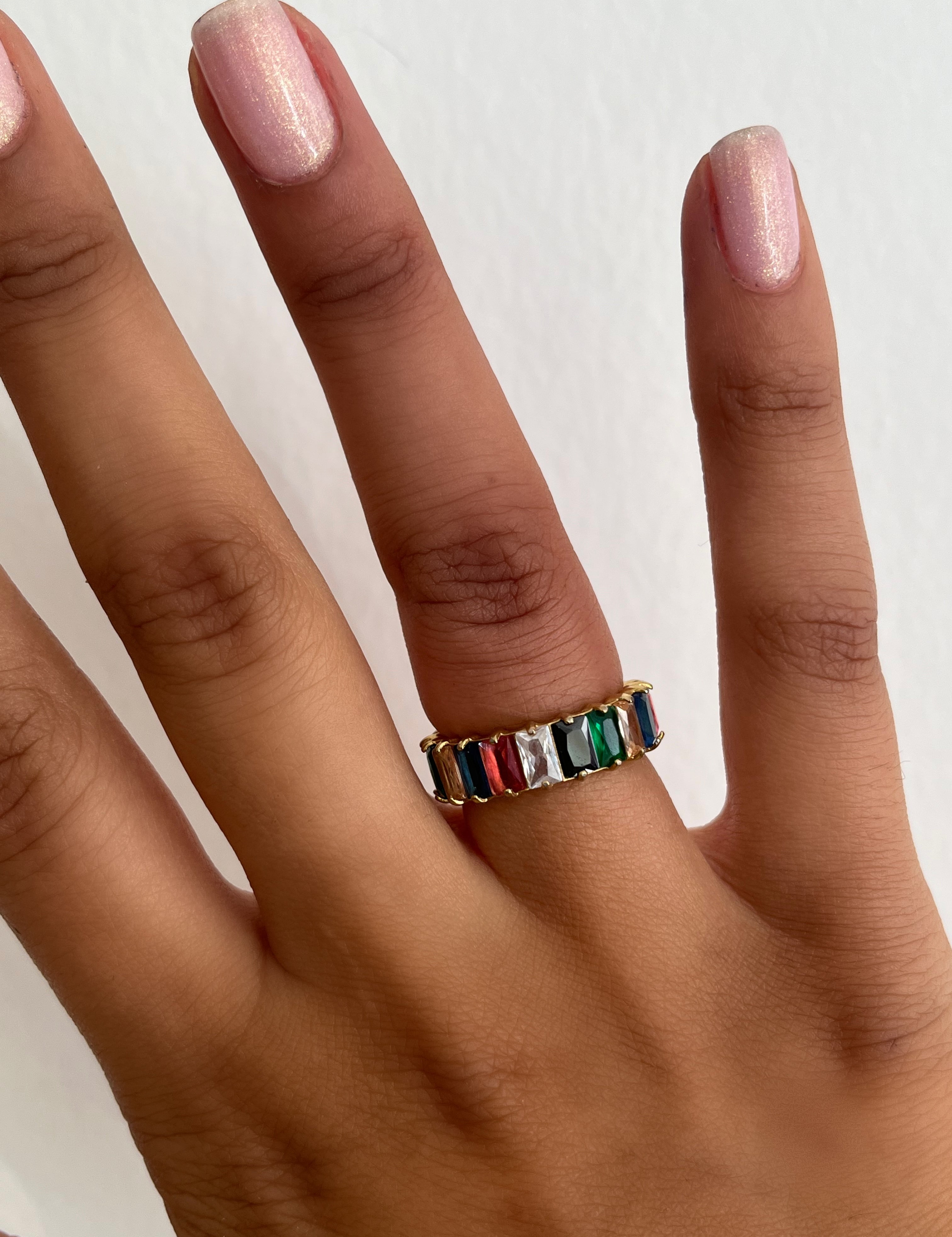 Bague Ibiza sertie de pierres multicolores taillées en rectangle, portée au doigt - Ordiajade