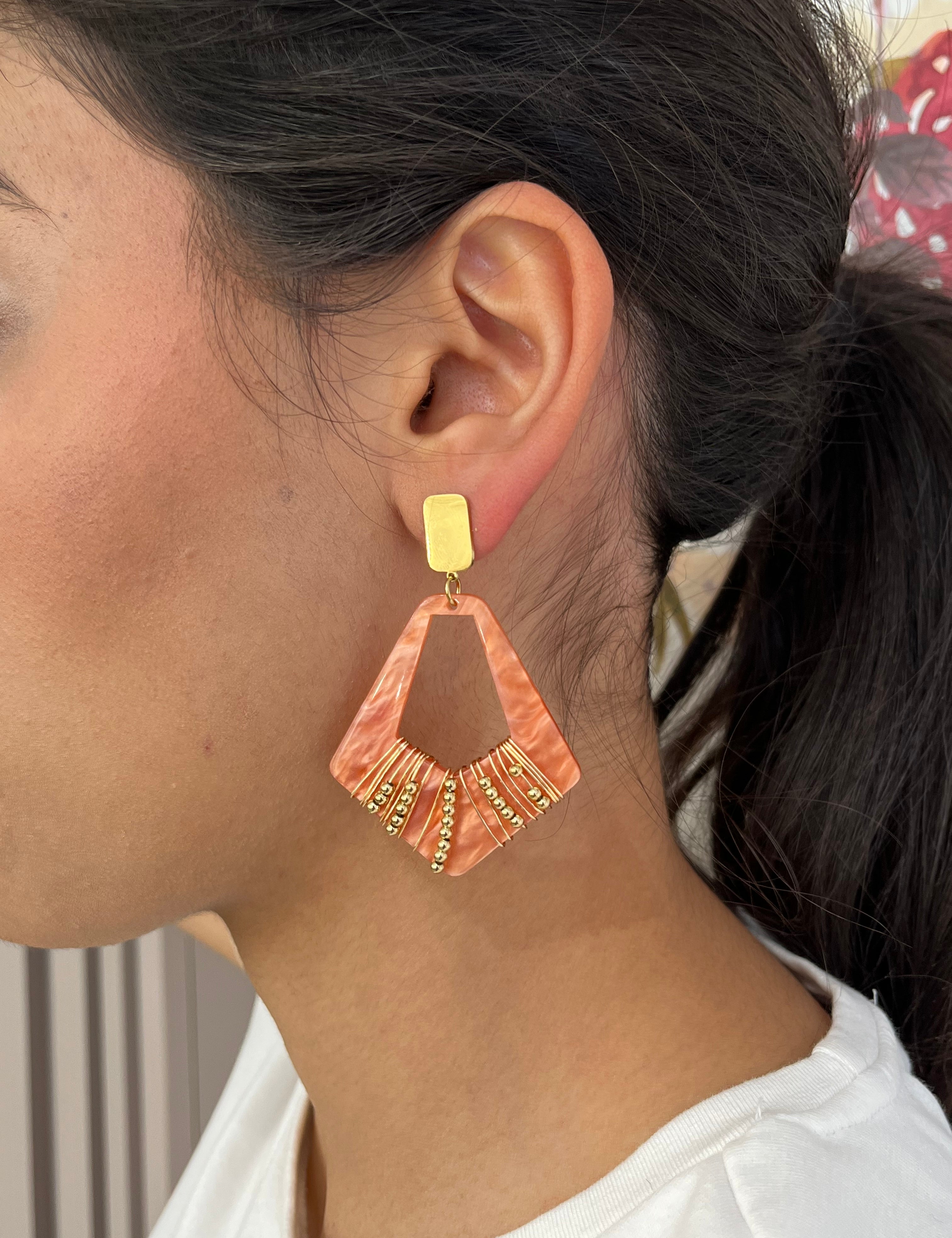 Boucles Giag pendantes, forme géométrique ajourée orange et puce carrée dorée, portées - Ordiajade