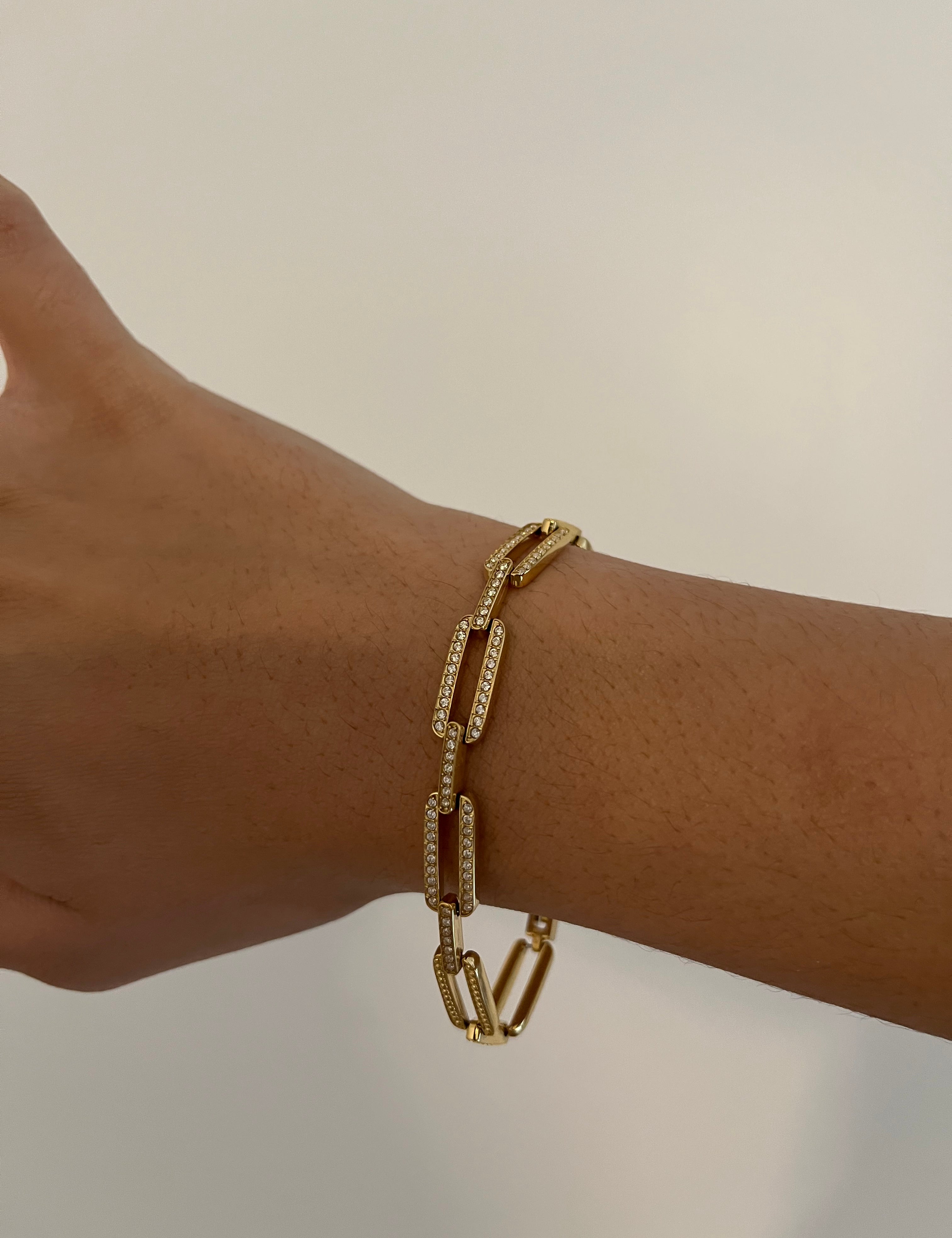 Bracelet doré à maillons scintillants porté – modèle Shine