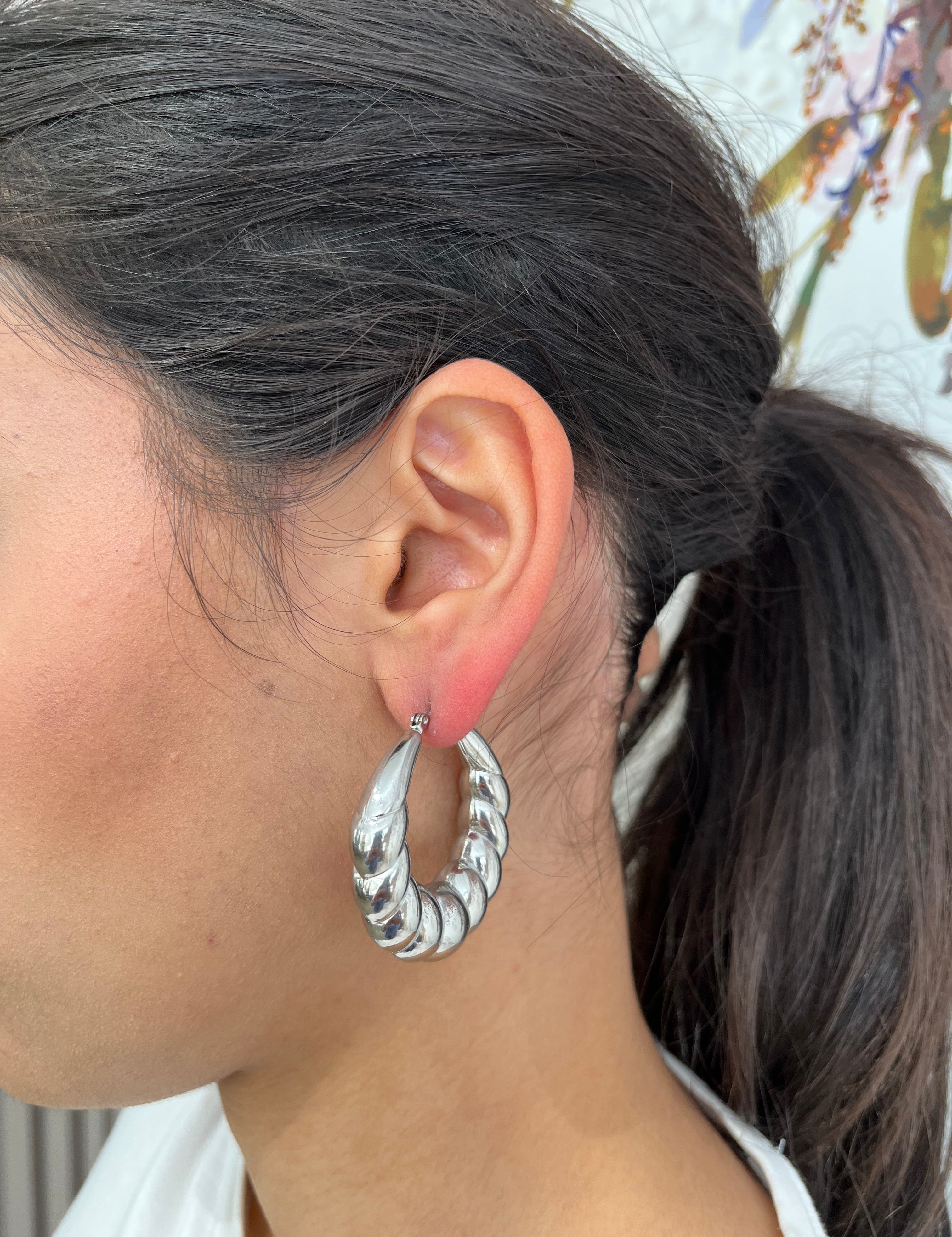 Boucles Hollywood, créoles argentées épaisses et striées portées à l'oreille - Ordiajade