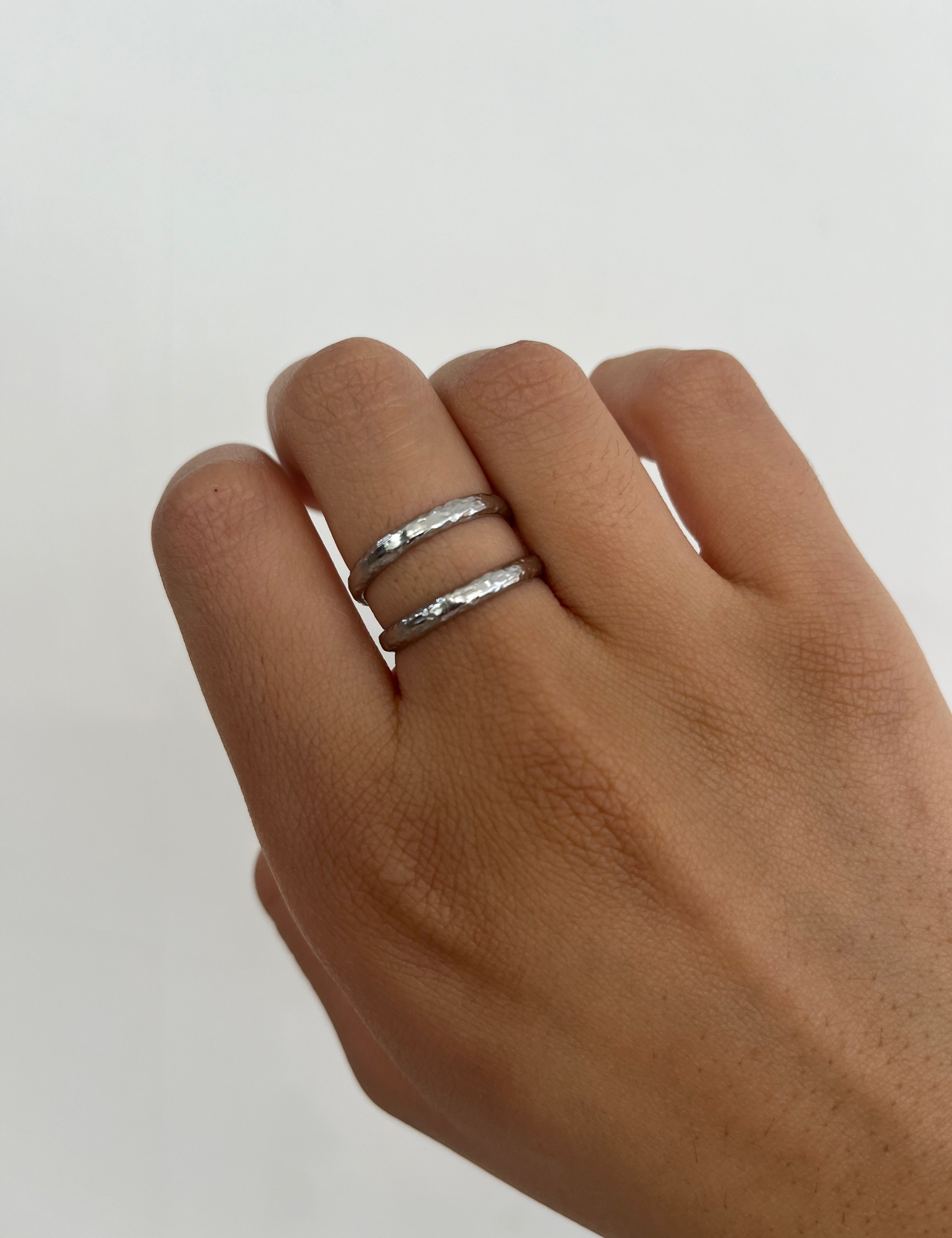 Bague Janeiro argentée à double anneau portée au doigt - Ordiajade