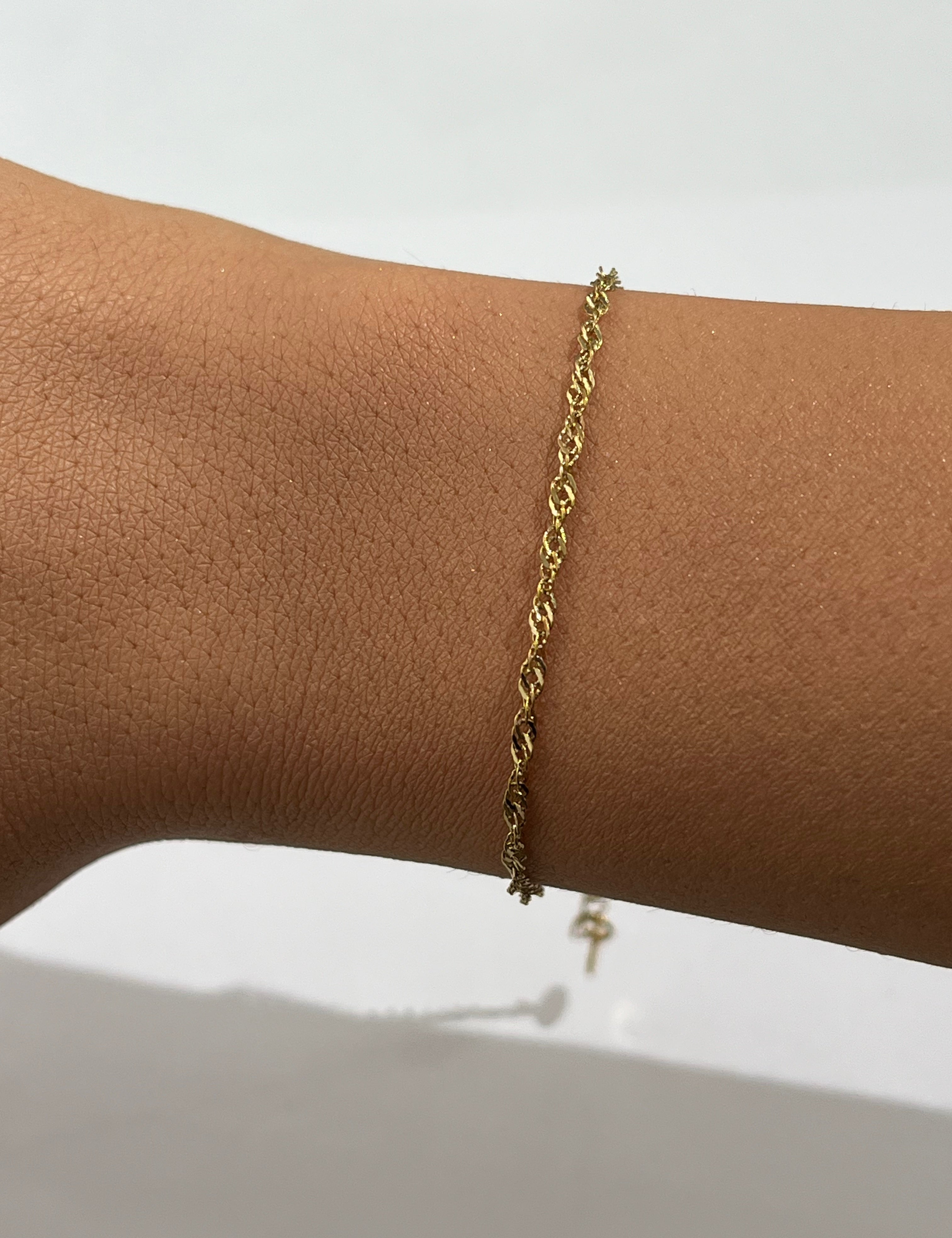 Bracelet Rila doré, chaîne fine torsadée portée au poignet - Ordiajade