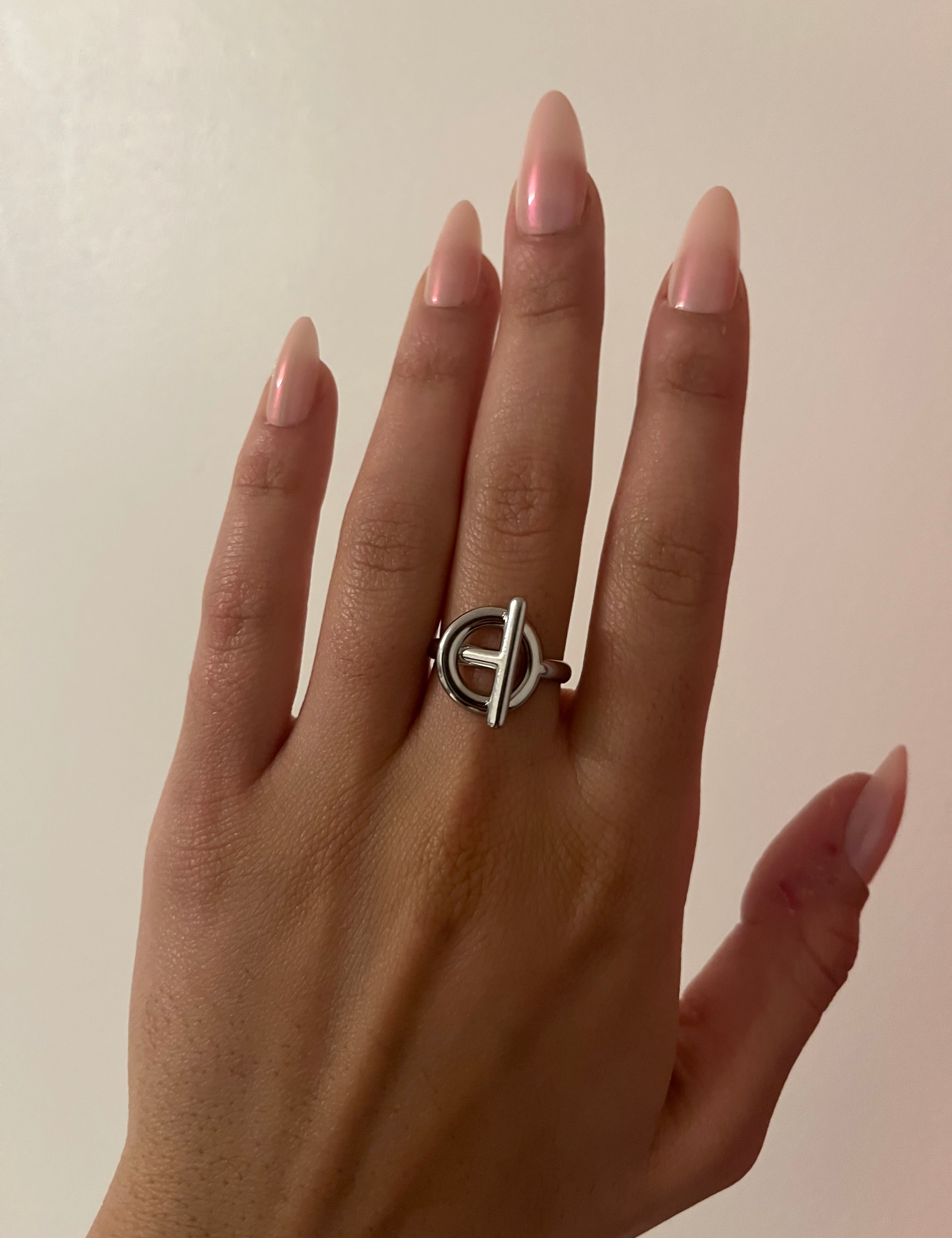 Bague Élysée argentée à cercle traversé d'une barre, portée au doigt - Ordiajade
