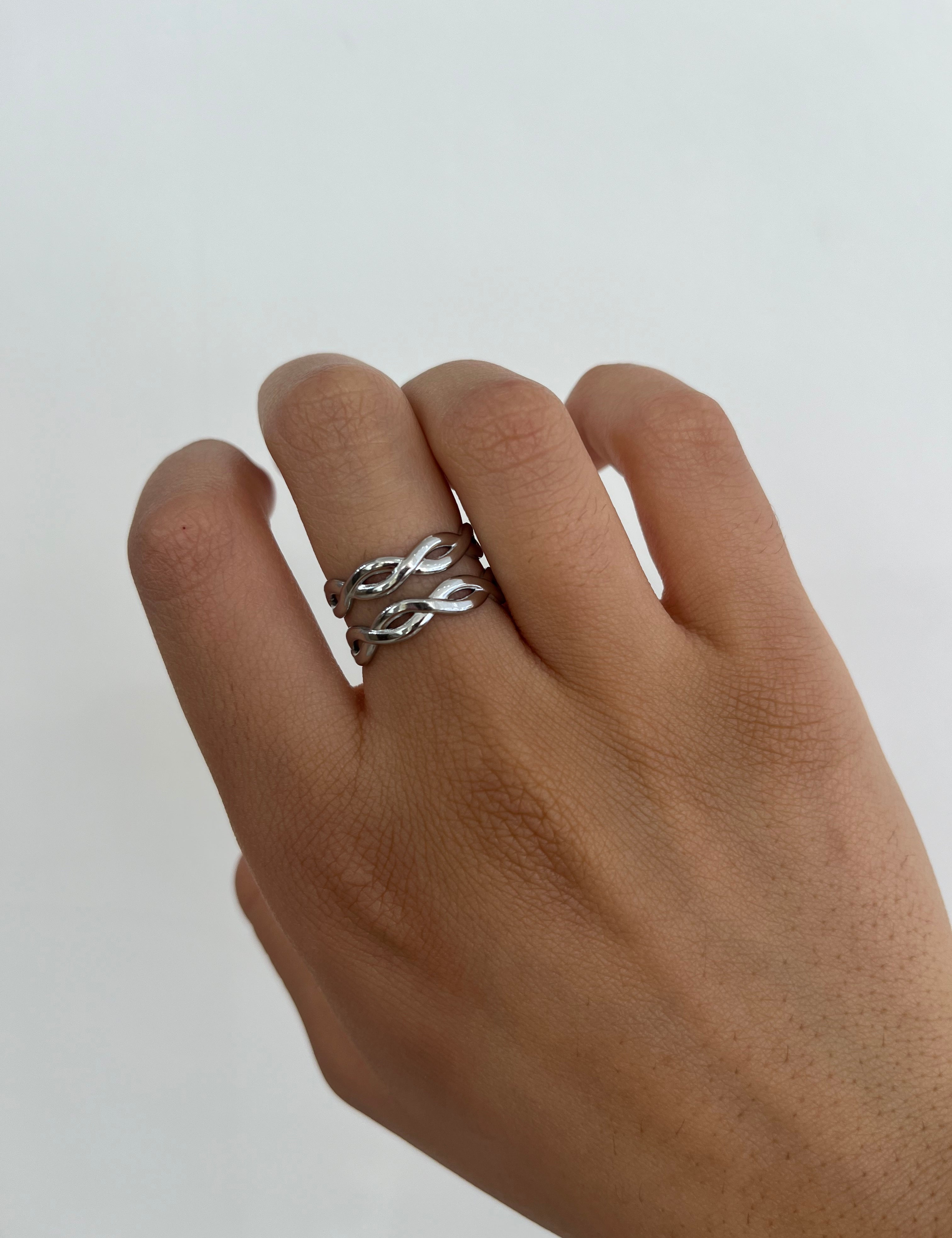 Bague Maissa argentée à deux lignes ondulées croisées, portée au doigt - Ordiajade