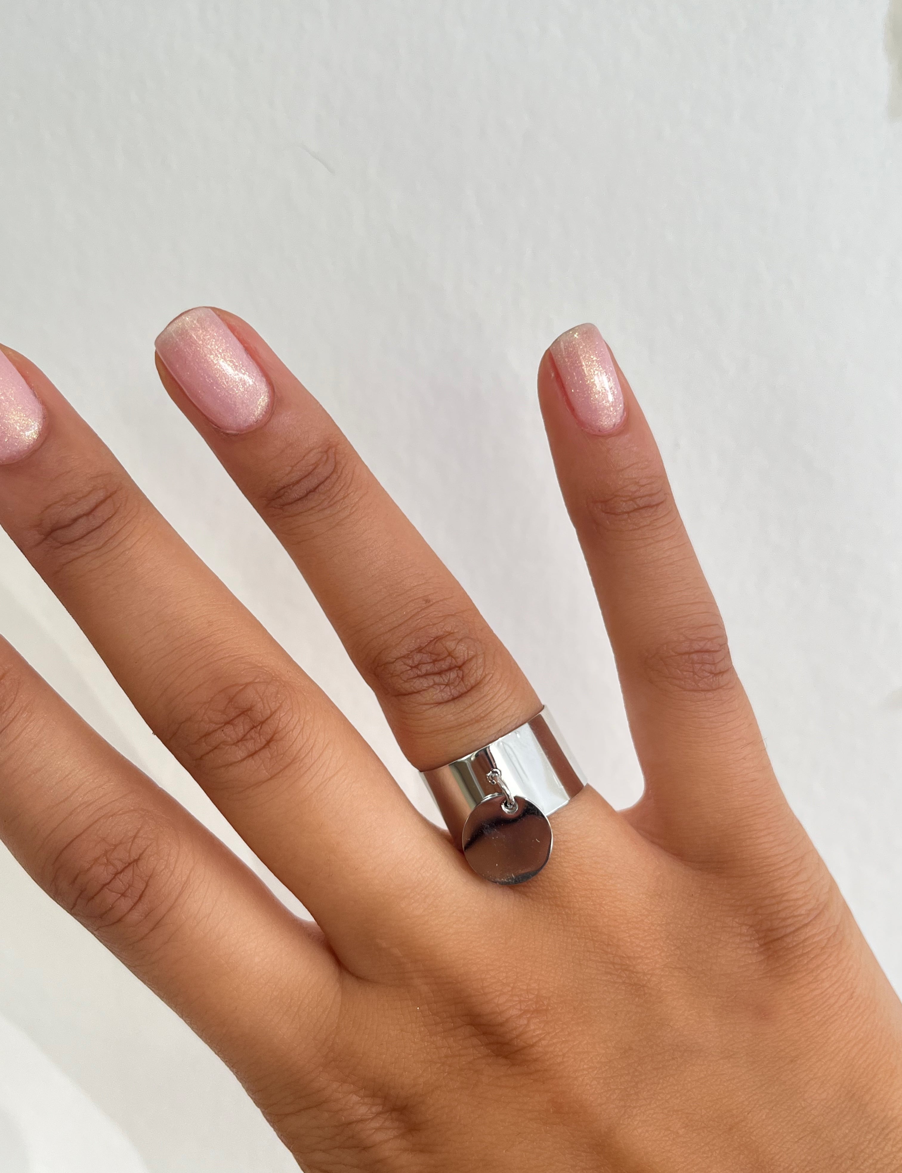 Bague Jewels argentée à médaille ronde portée au doigt - Ordiajade