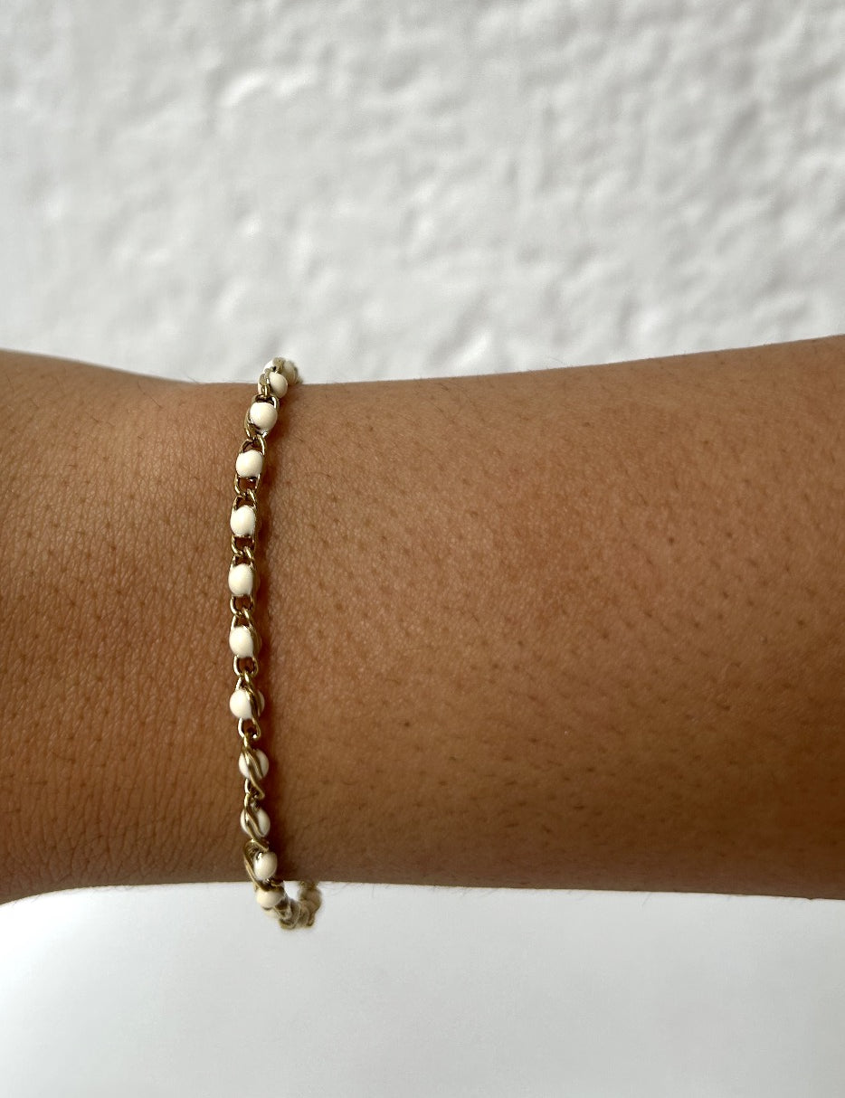 Bracelet July doré à petites perles blanches porté au poignet - Ordiajade