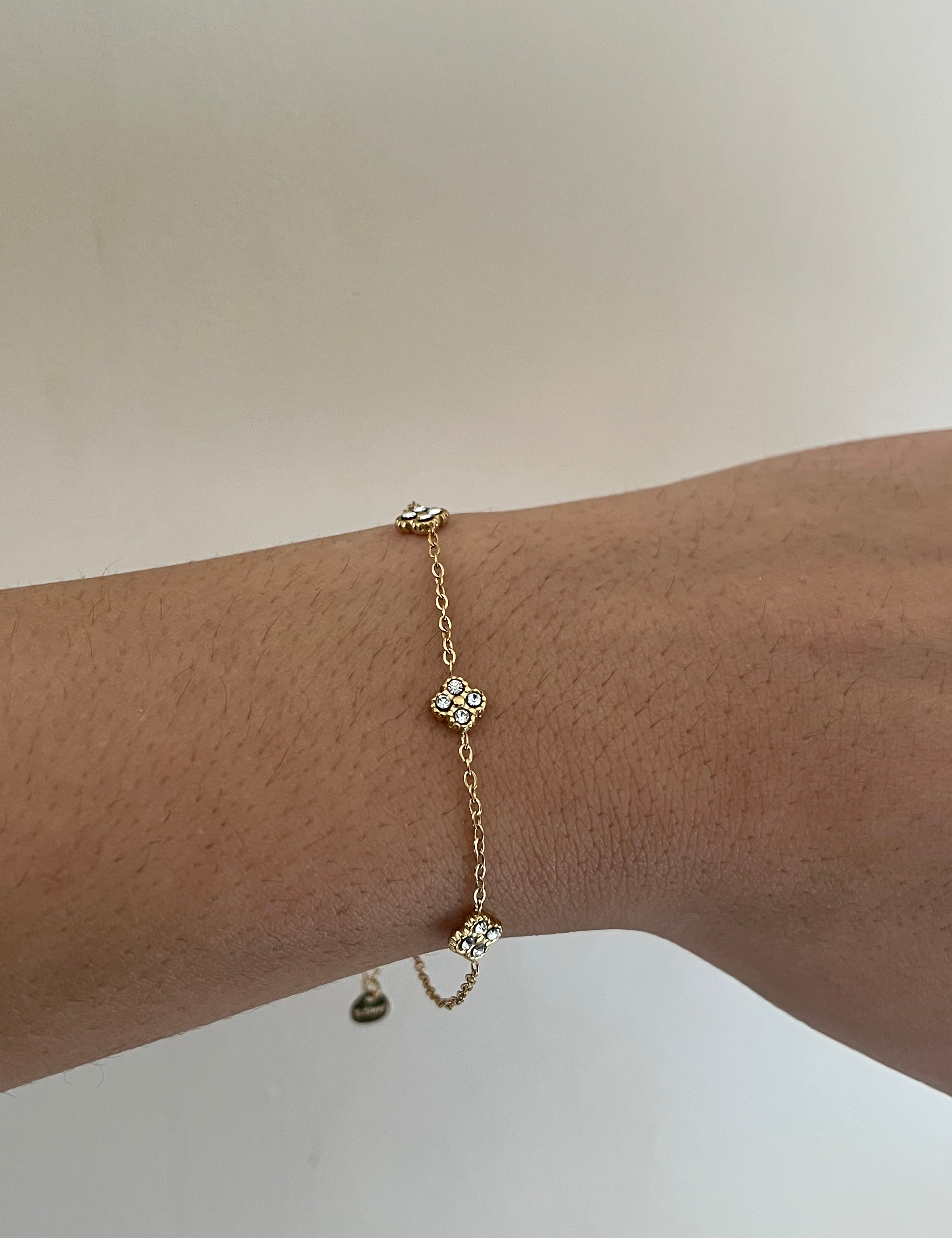 Bracelet Serena doré à trèfles sertis porté au poignet - Ordiajade