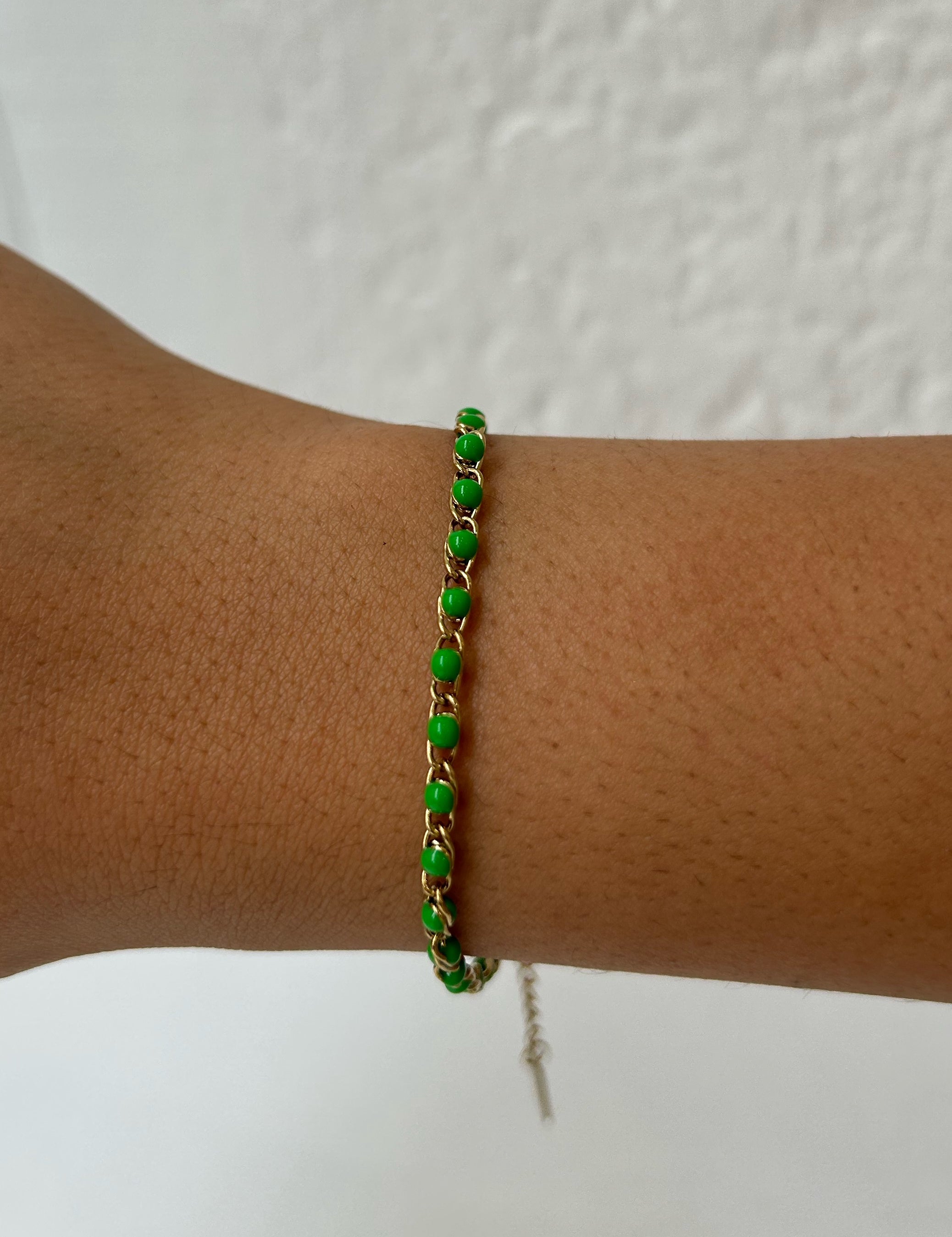 Bracelet July doré à petites perles vertes porté au poignet - Ordiajade