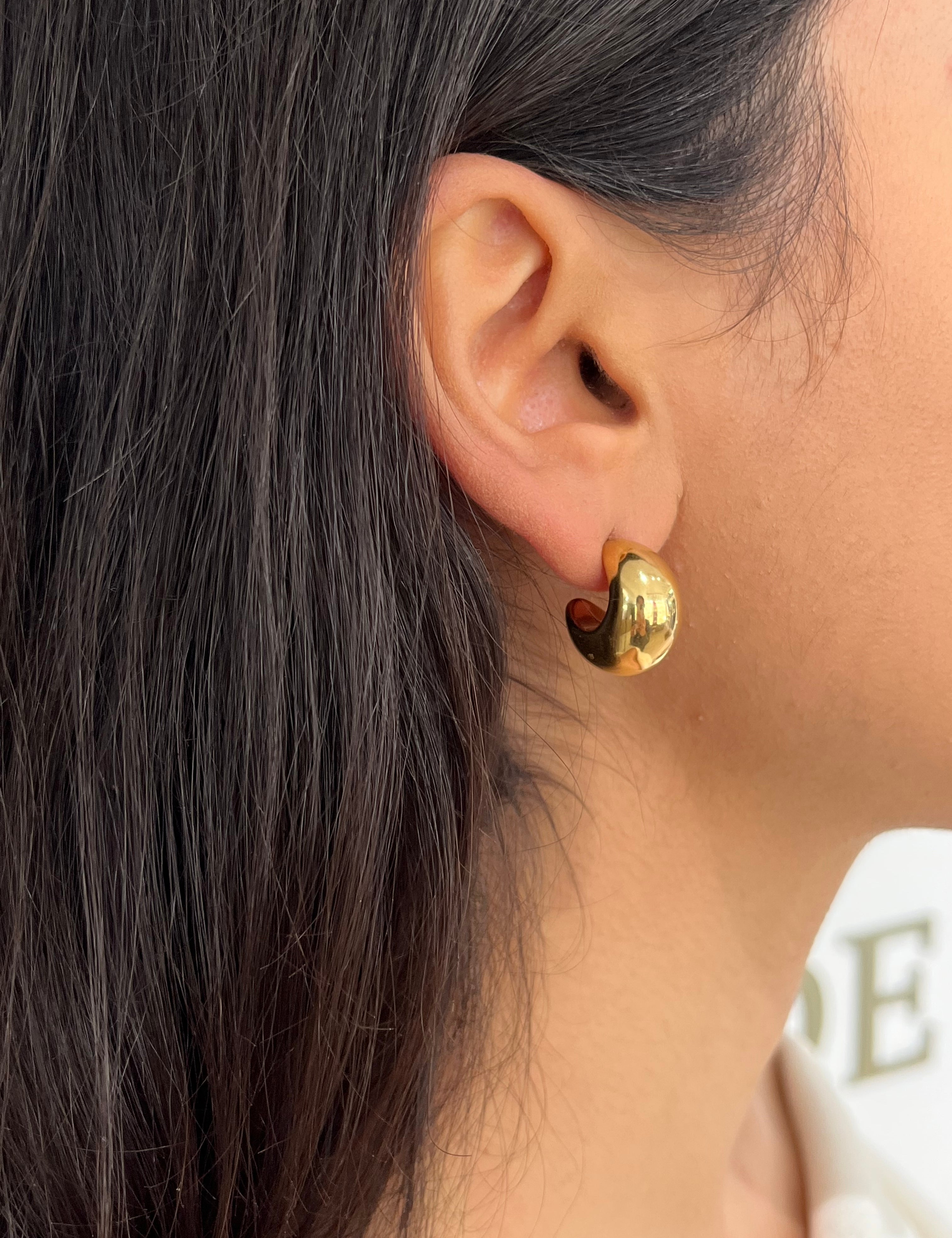 Boucles Zeno dorées bombées aux courbes libres portées à l'oreille - Ordiajade