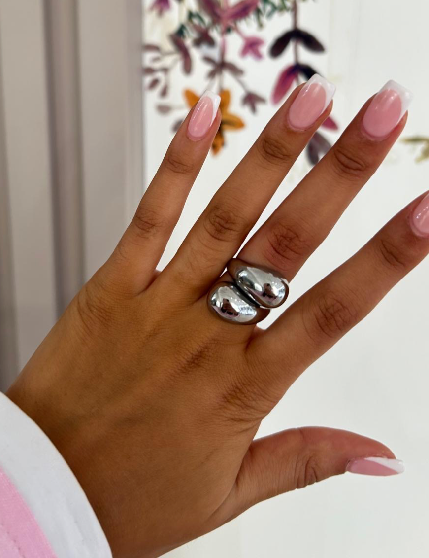 Bague Puissance argentée ouverte à extrémités bombées en goutte, portée au doigt - Ordiajade
