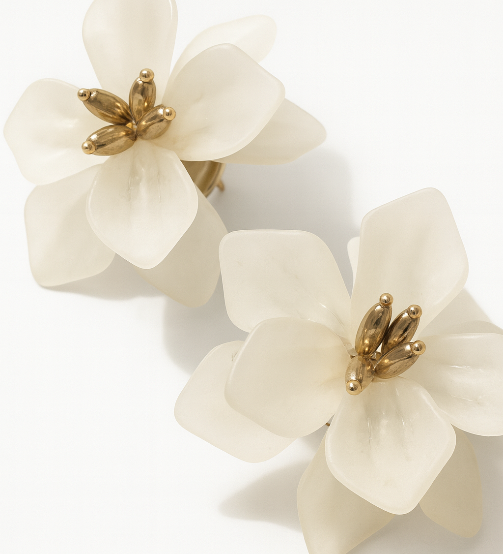 Boucle d’oreille Flowers blanche  doré en acier inoxydable 316L résistant à l’eau