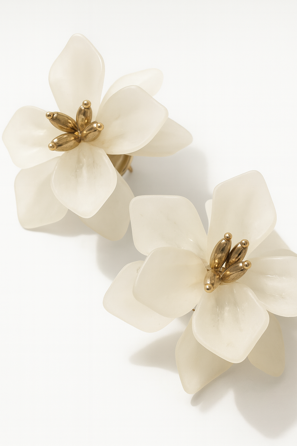 Boucle d’oreille Flowers blanche  doré en acier inoxydable 316L résistant à l’eau