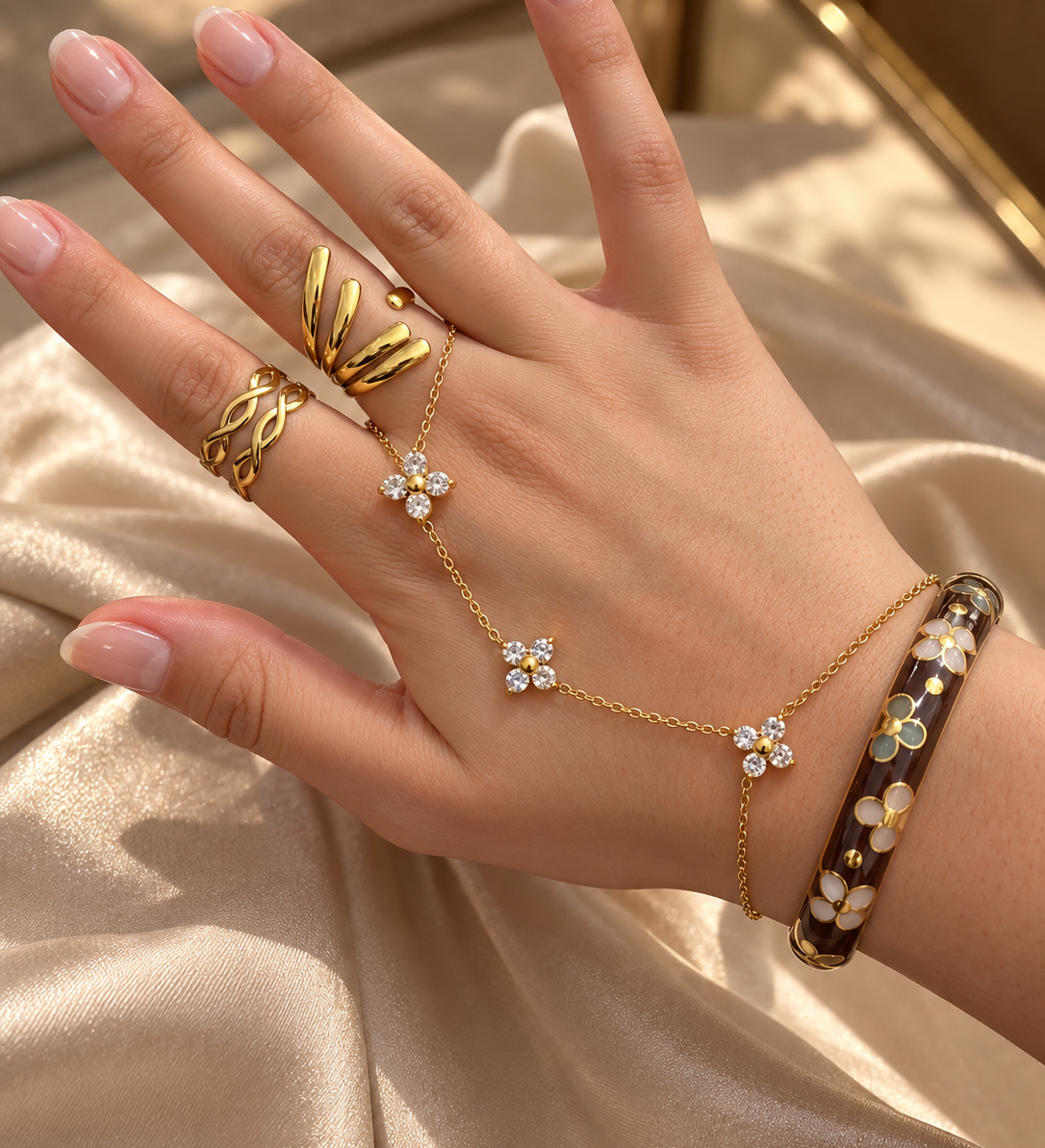 Bracelet jonc Splendeur porté au poignet avec une chaîne de main et des bagues dorées - Ordiajade