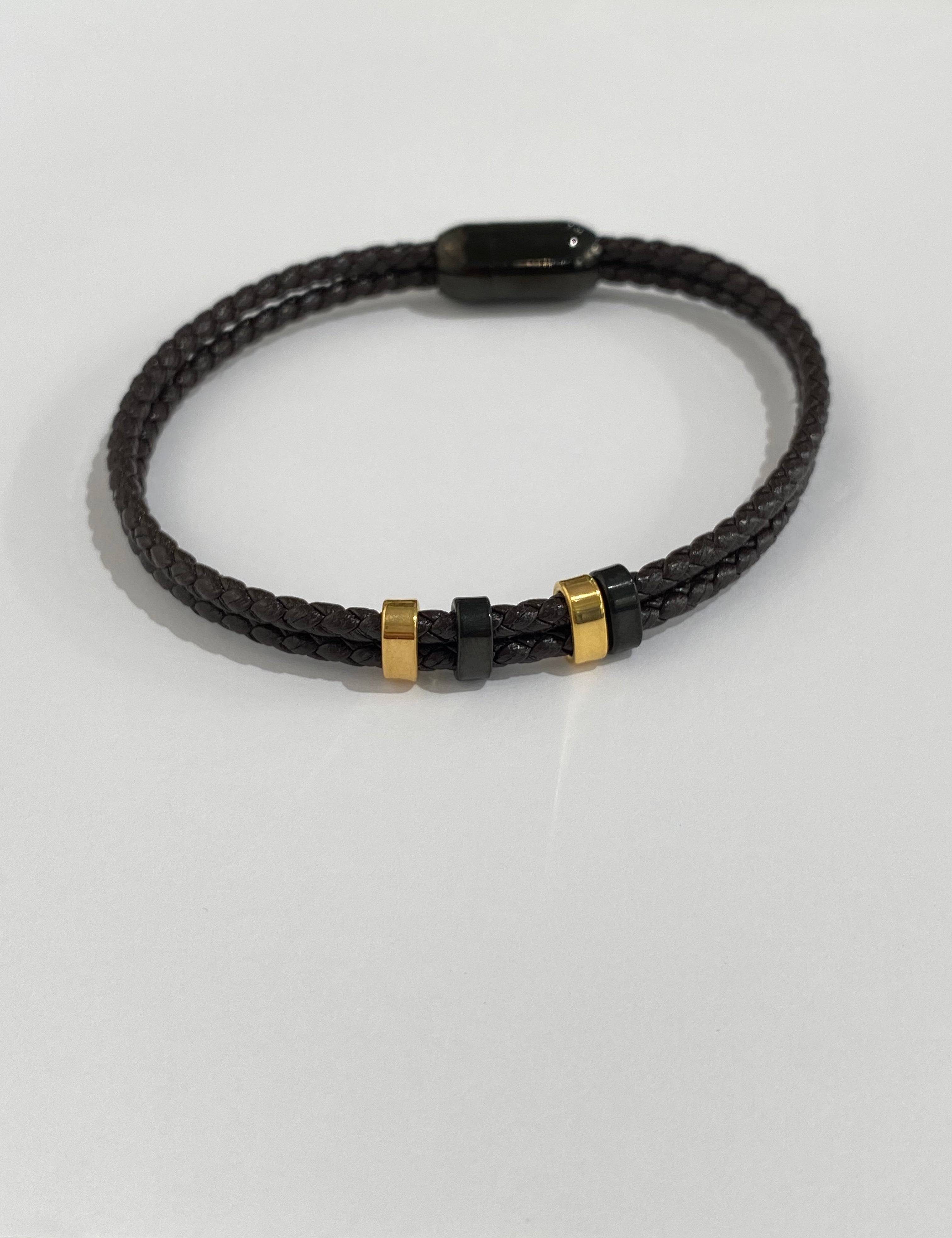 Bracelet homme Marcelus en cuir tressé à deux anneaux dorés, sur fond blanc - Ordiajade