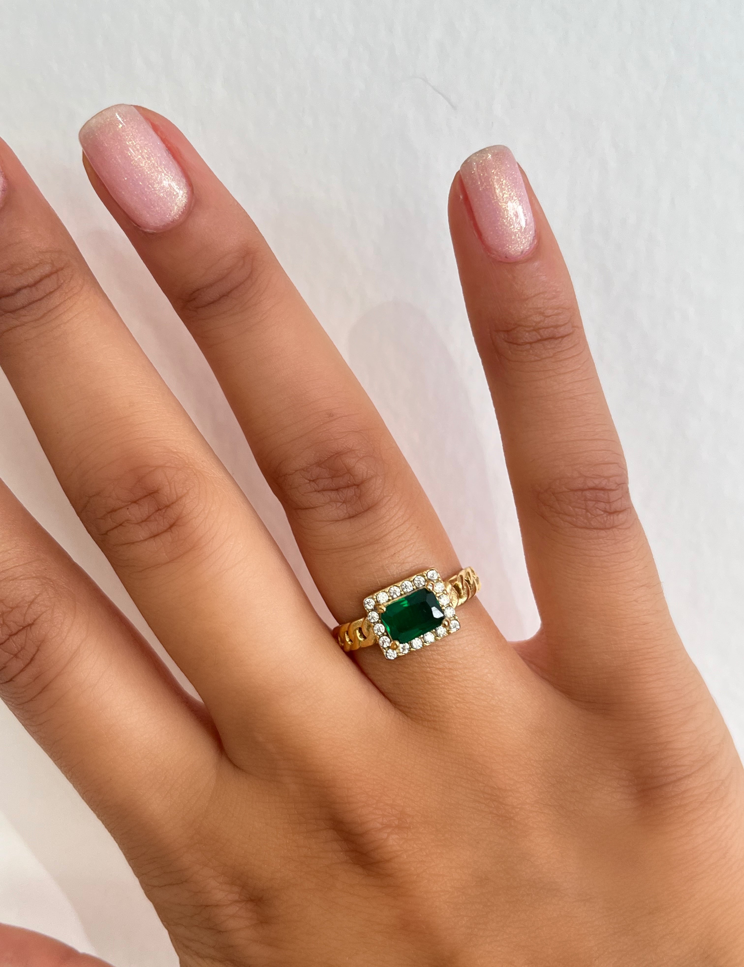 Bague Nora dorée à pierre rectangulaire verte entourée de strass, portée au doigt - Ordiajade
