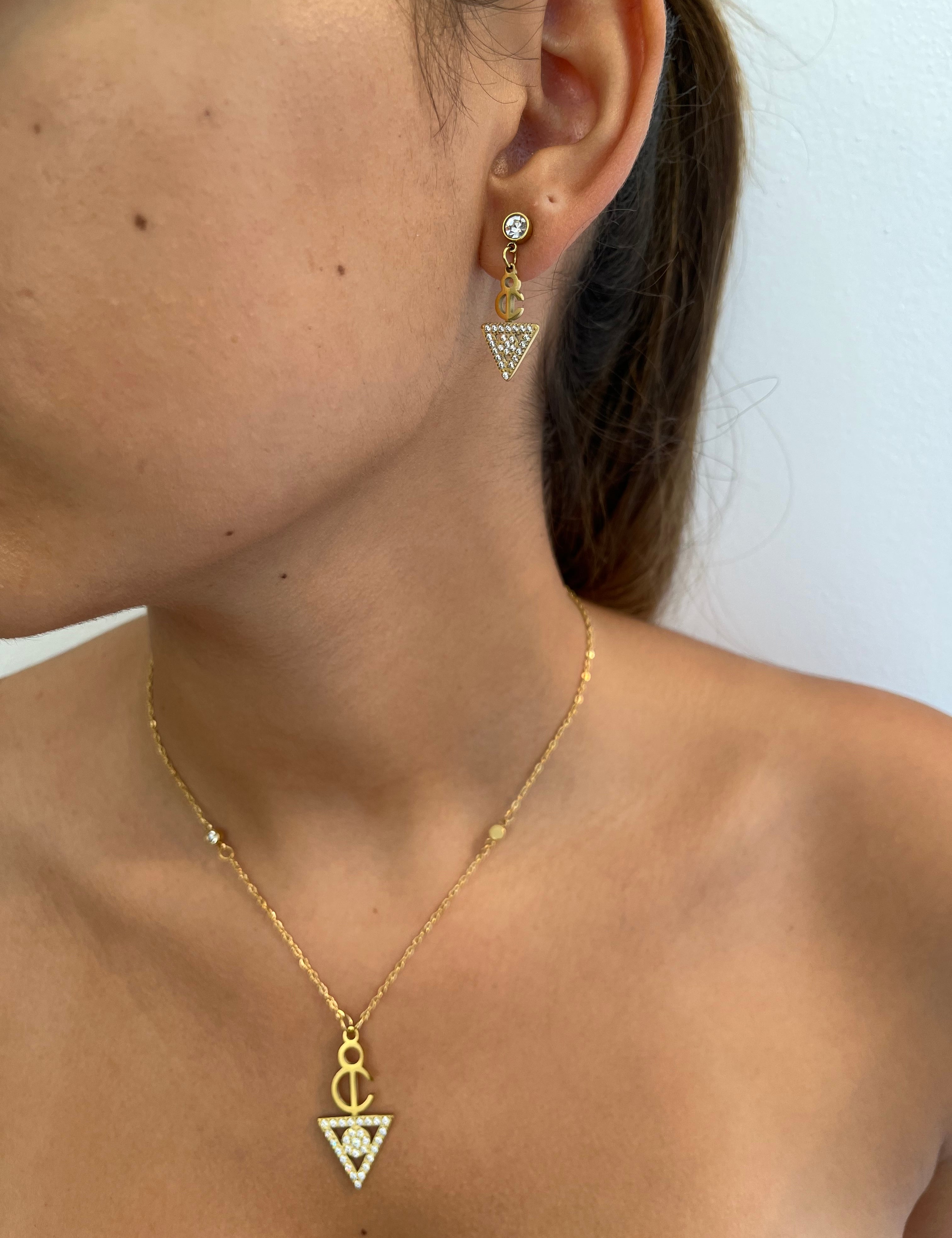 Boucles Berbère Dyha pendantes à triangle pavé de strass portées à l'oreille - Ordiajade