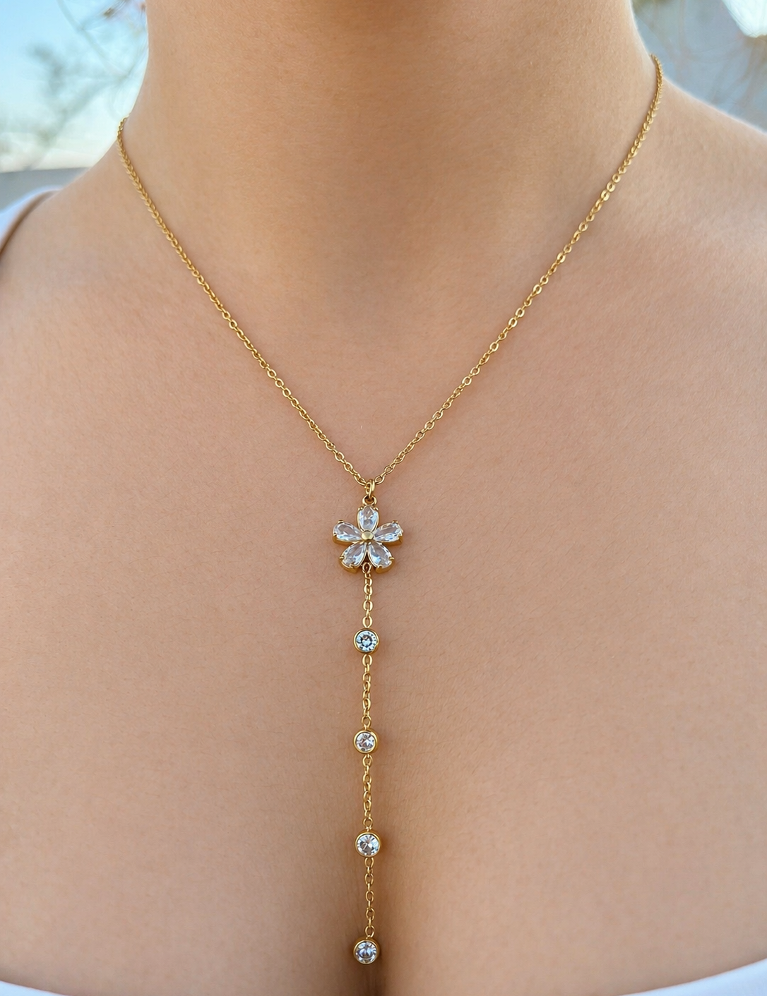 Collier en Y Zelling doré à fleur sertie et pierre suspendue porté au cou - Ordiajade