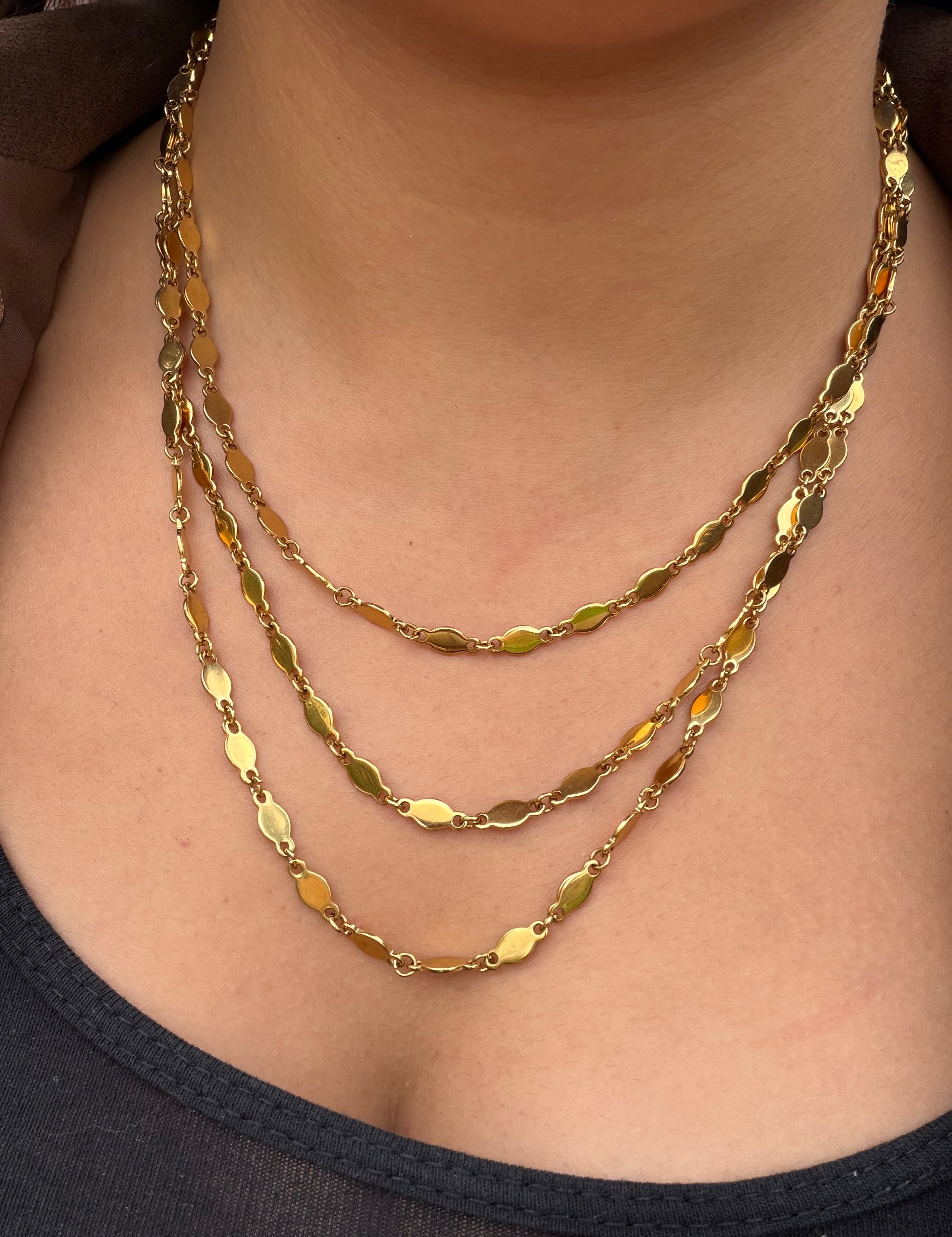 Collier Odéon doré à trois rangs de pastilles ovales porté au cou - Ordiajade