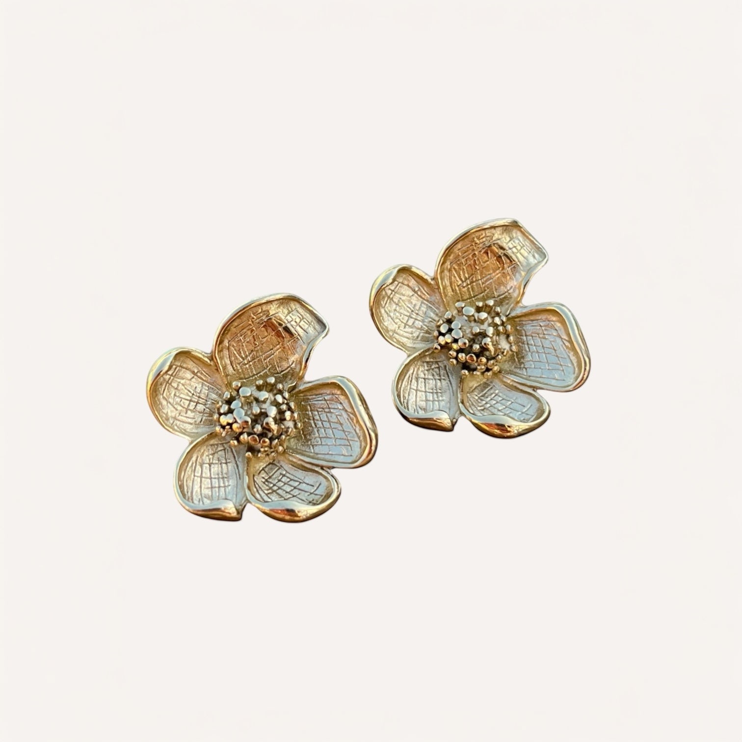 Boucles Nina dorées en fleur de camélia en relief, sur fond clair - Ordiajade