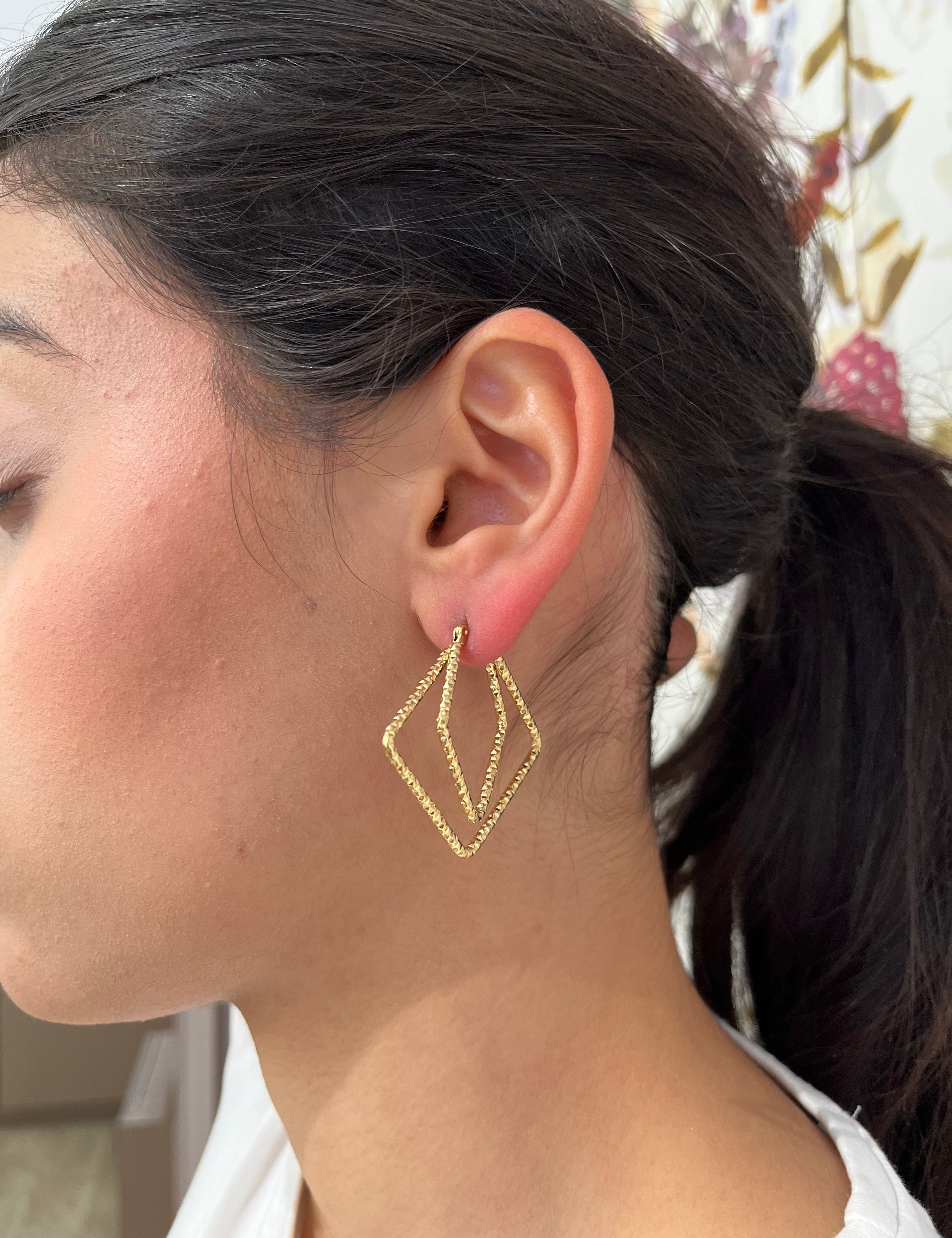 Boucles Vérone dorées en double losange de fil texturé, portées à l'oreille - Ordiajade