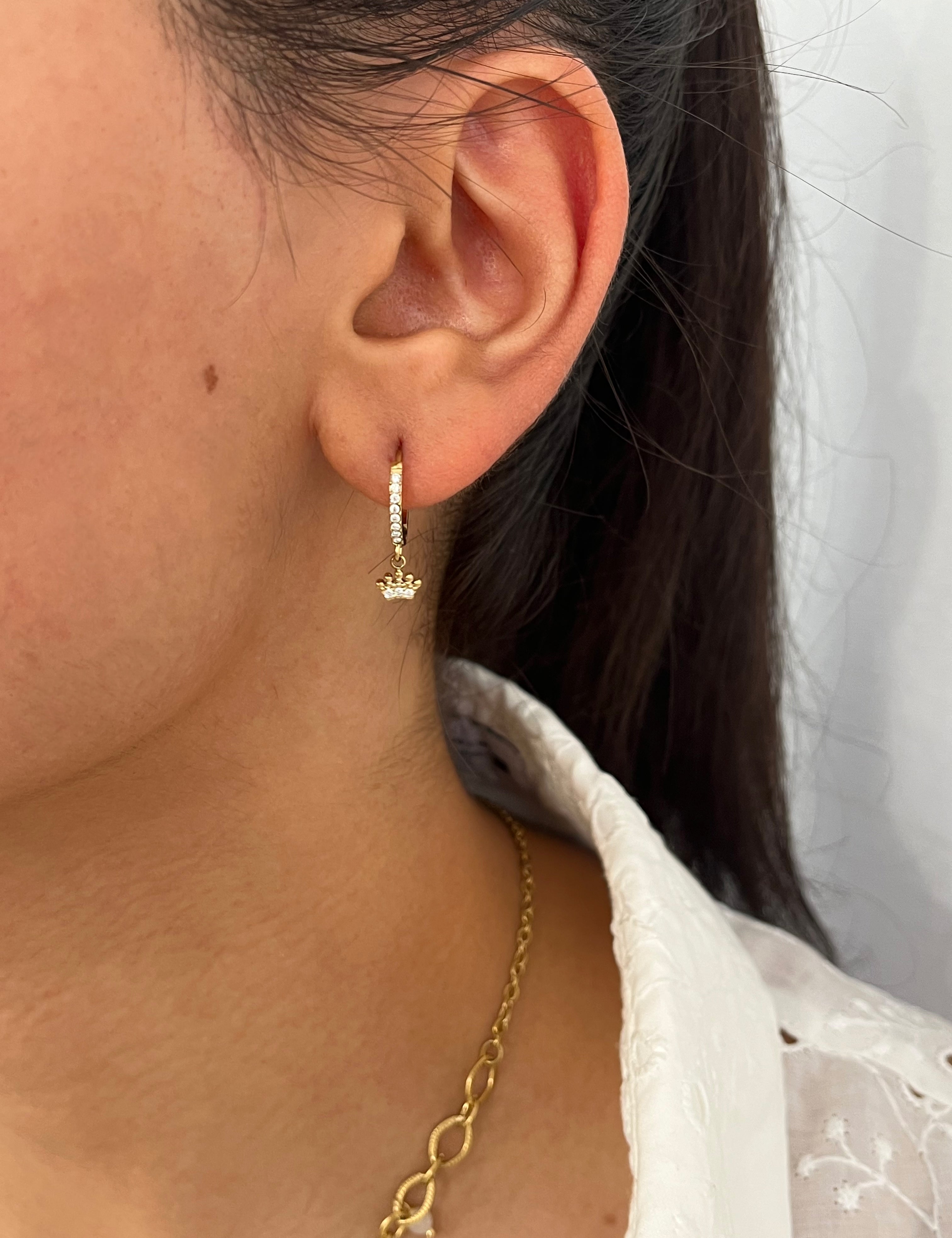 Mono-boucle Queen, petite créole dorée sertie de strass à couronne pendante, portée - Ordiajade