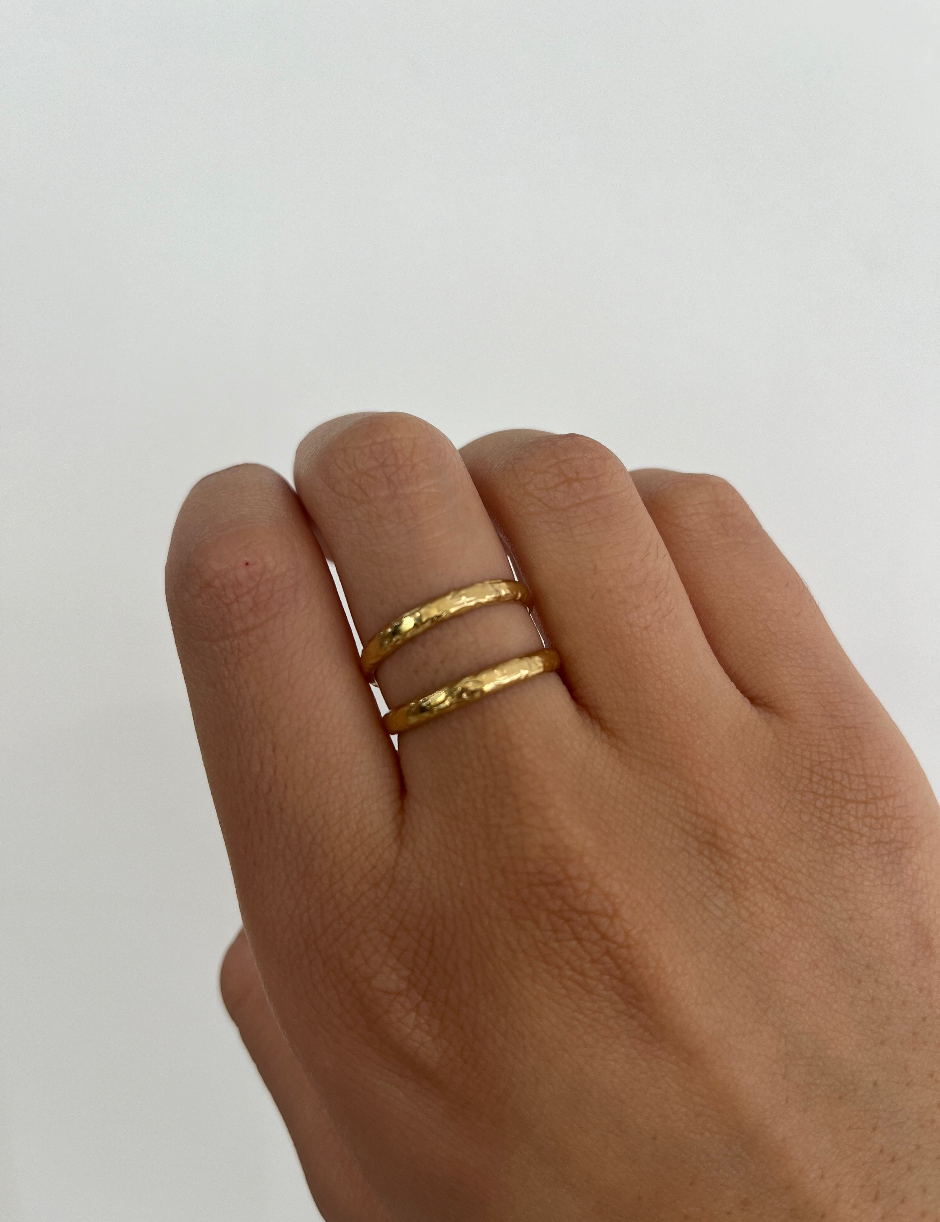 Bague Janeiro dorée à double anneau portée au doigt - Ordiajade
