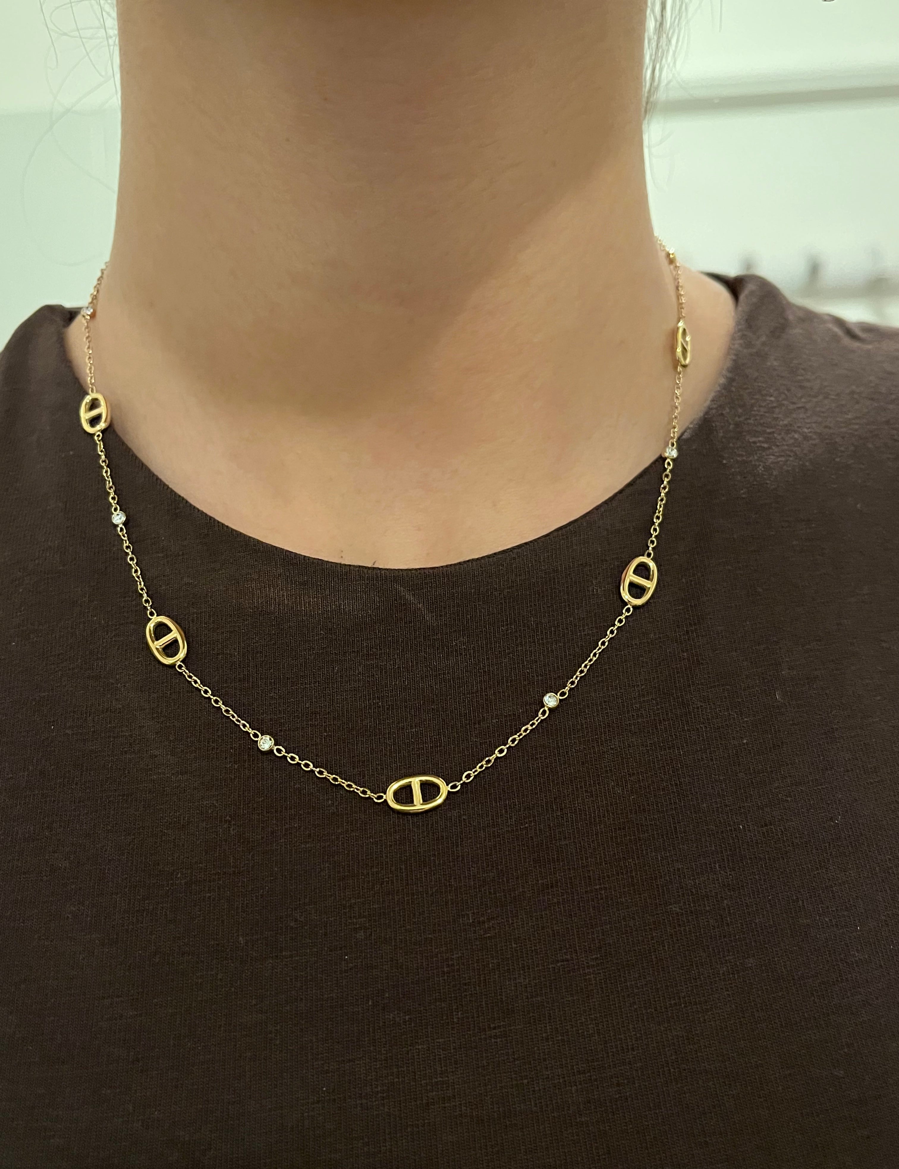 Collier Erika en acier doré porté avec maille marine ajourés