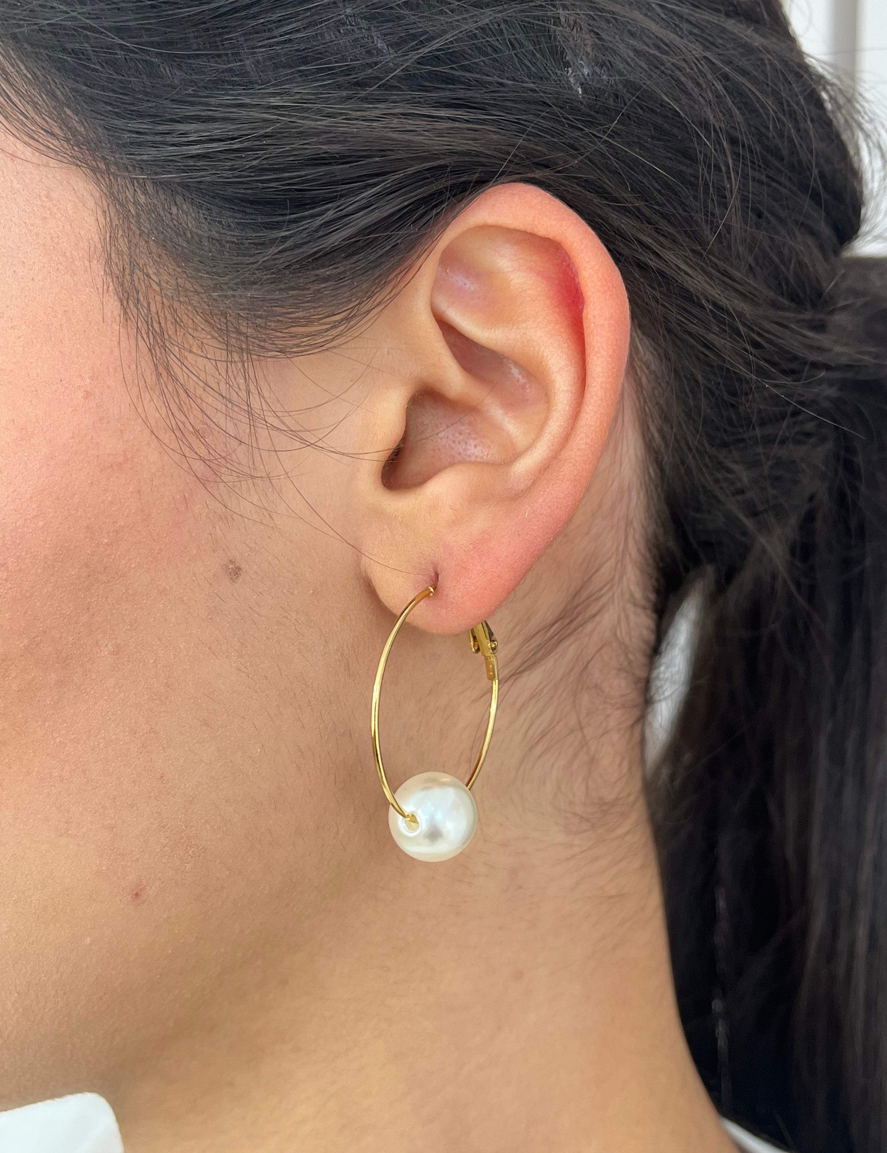 Boucles d'oreilles Bessie, créole fine dorée à perle suspendue portée à l'oreille - Ordiajade