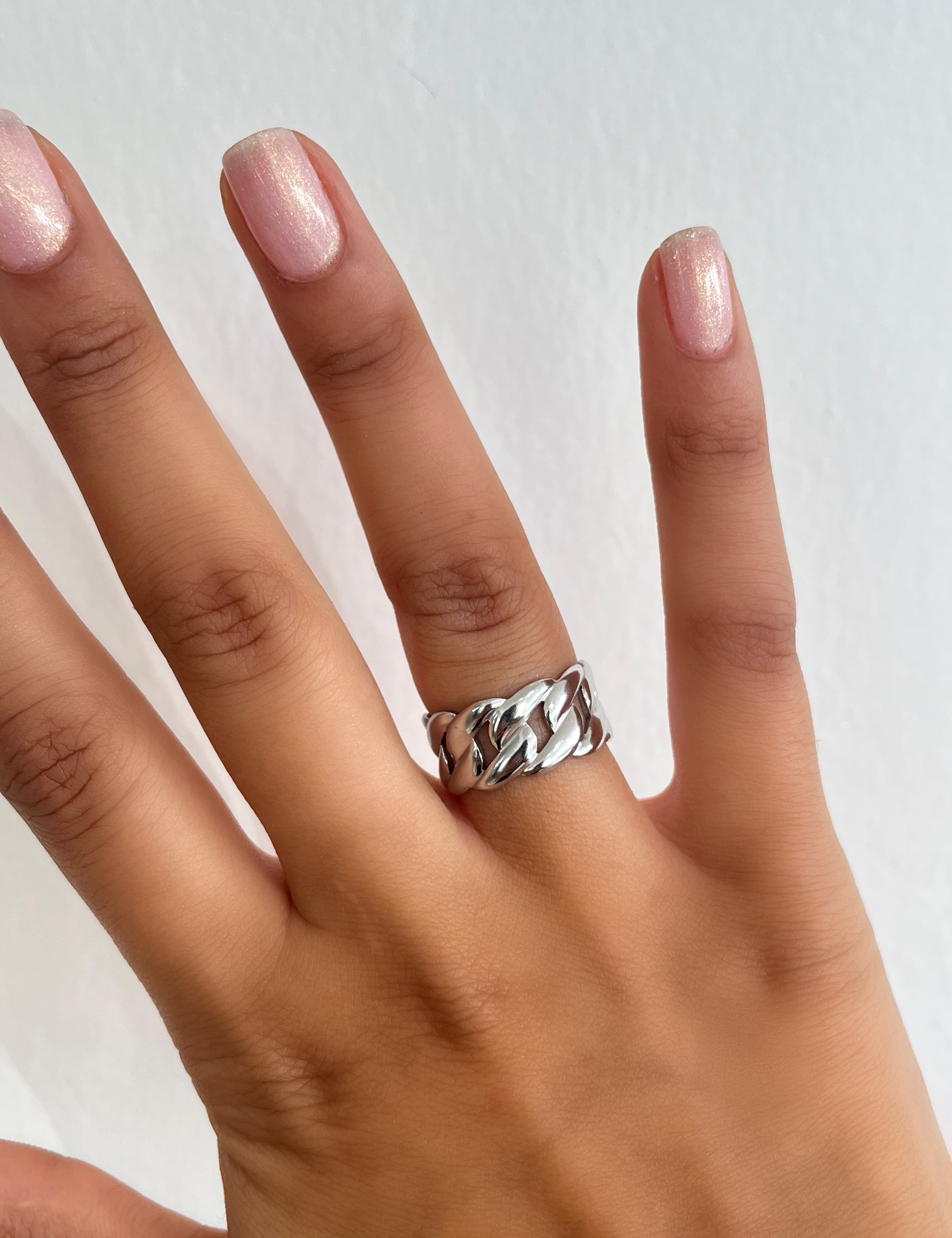 Bague Flame argentée en maillons entrelacés portée au doigt - Ordiajade