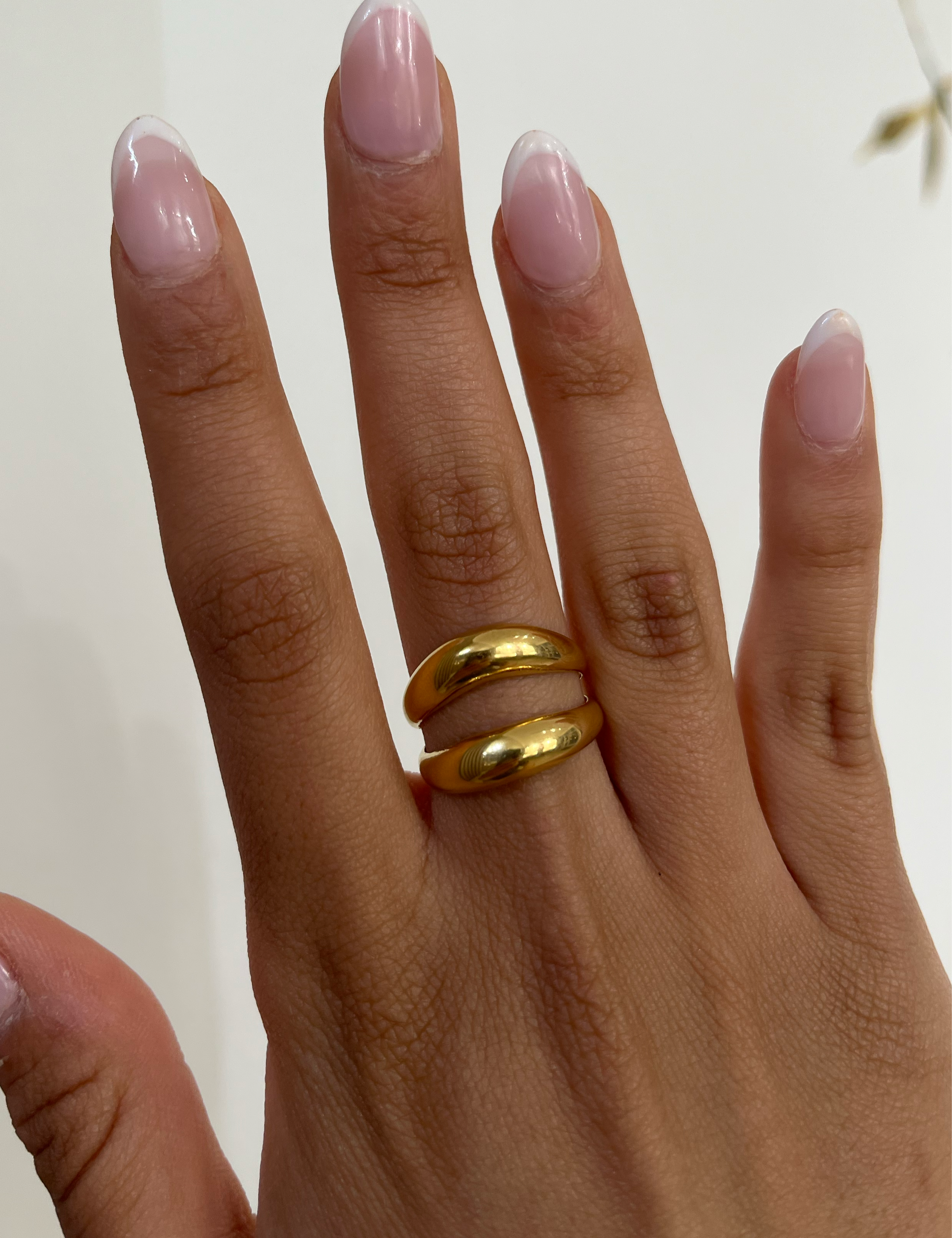 Bague Marina dorée à deux anneaux portée au doigt - Ordiajade