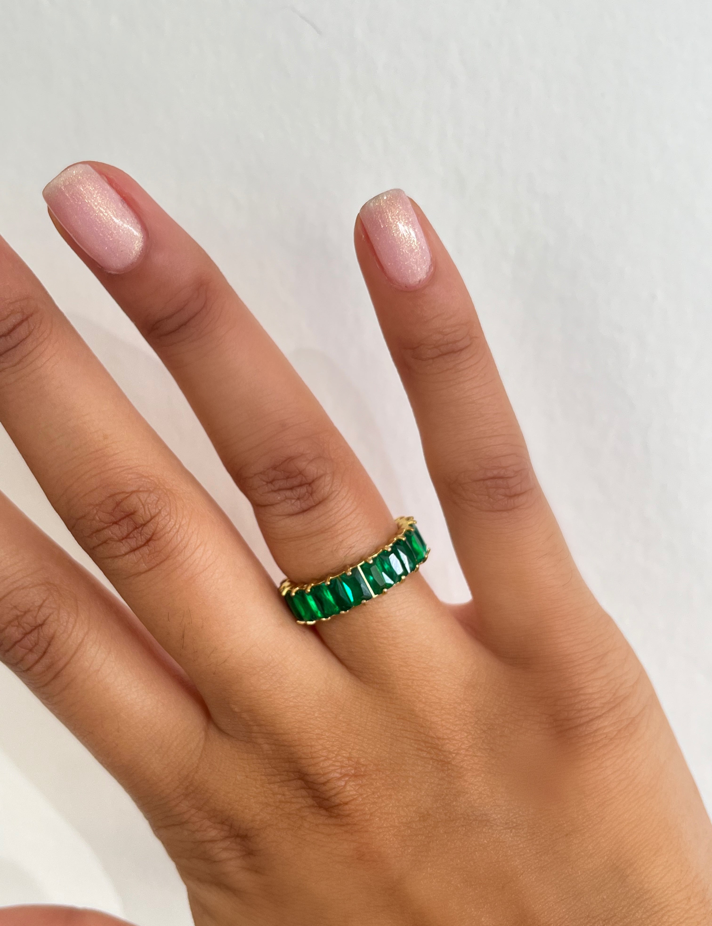 Bague Green Diamond sertie de pierres vertes taillées en rectangle, portée au doigt - Ordiajade