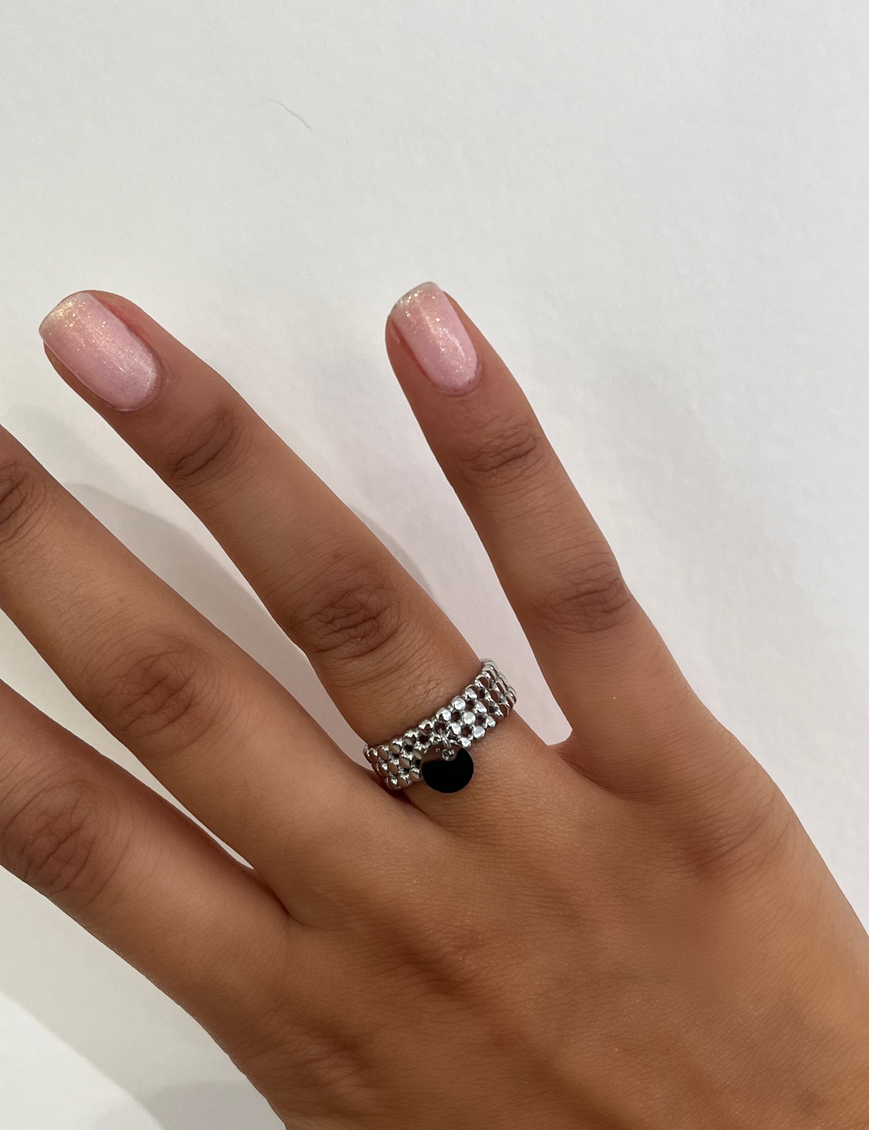 Bague Sabis argentée à effet perlé portée au doigt - Ordiajade