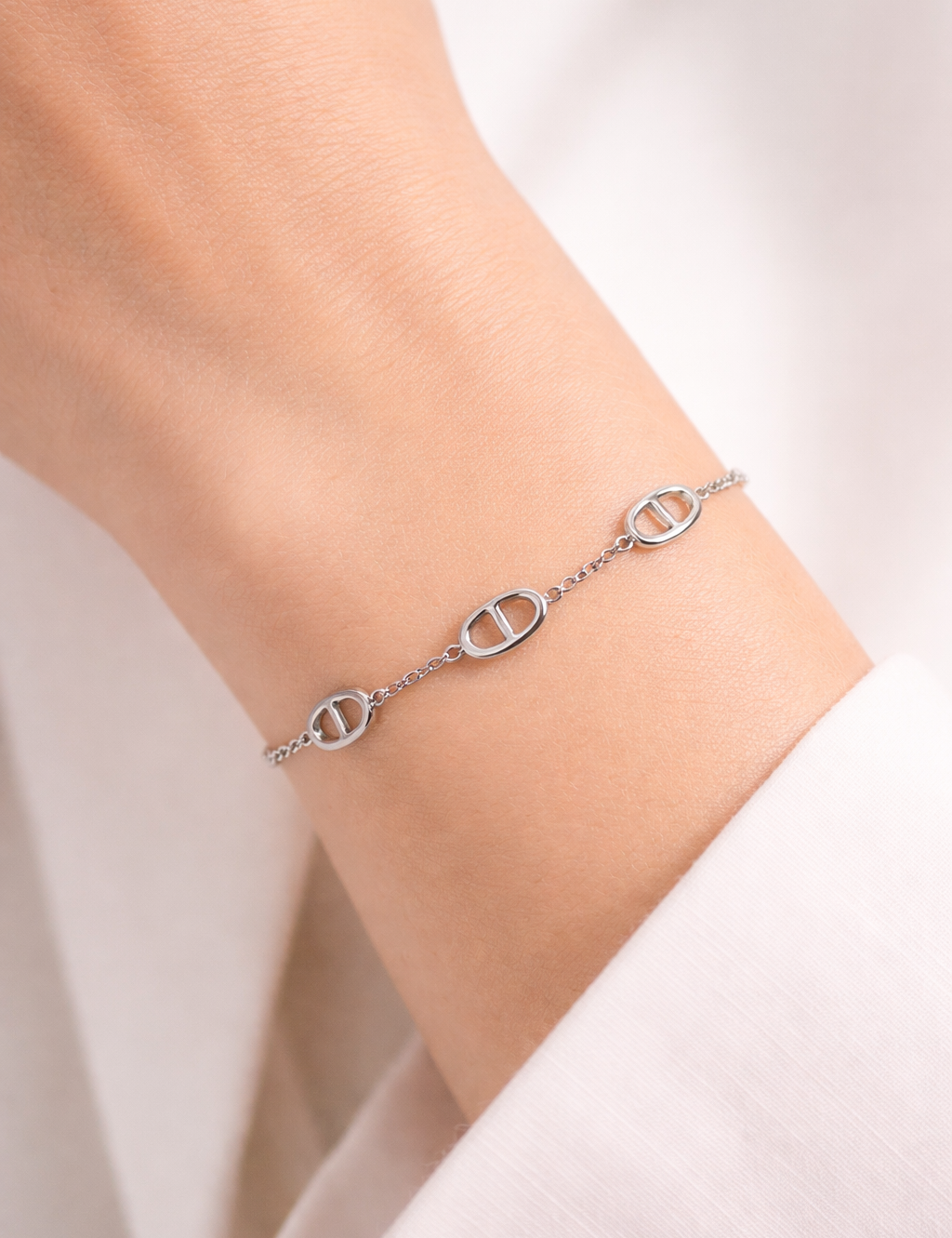 Bracelet Sunlight porté au poignet femme