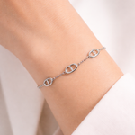 Bracelet Sunlight porté au poignet femme