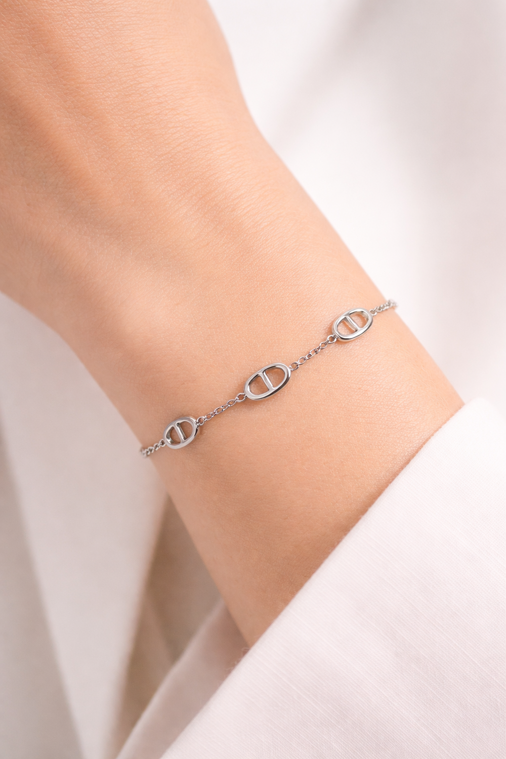 Bracelet Sunlight porté au poignet femme