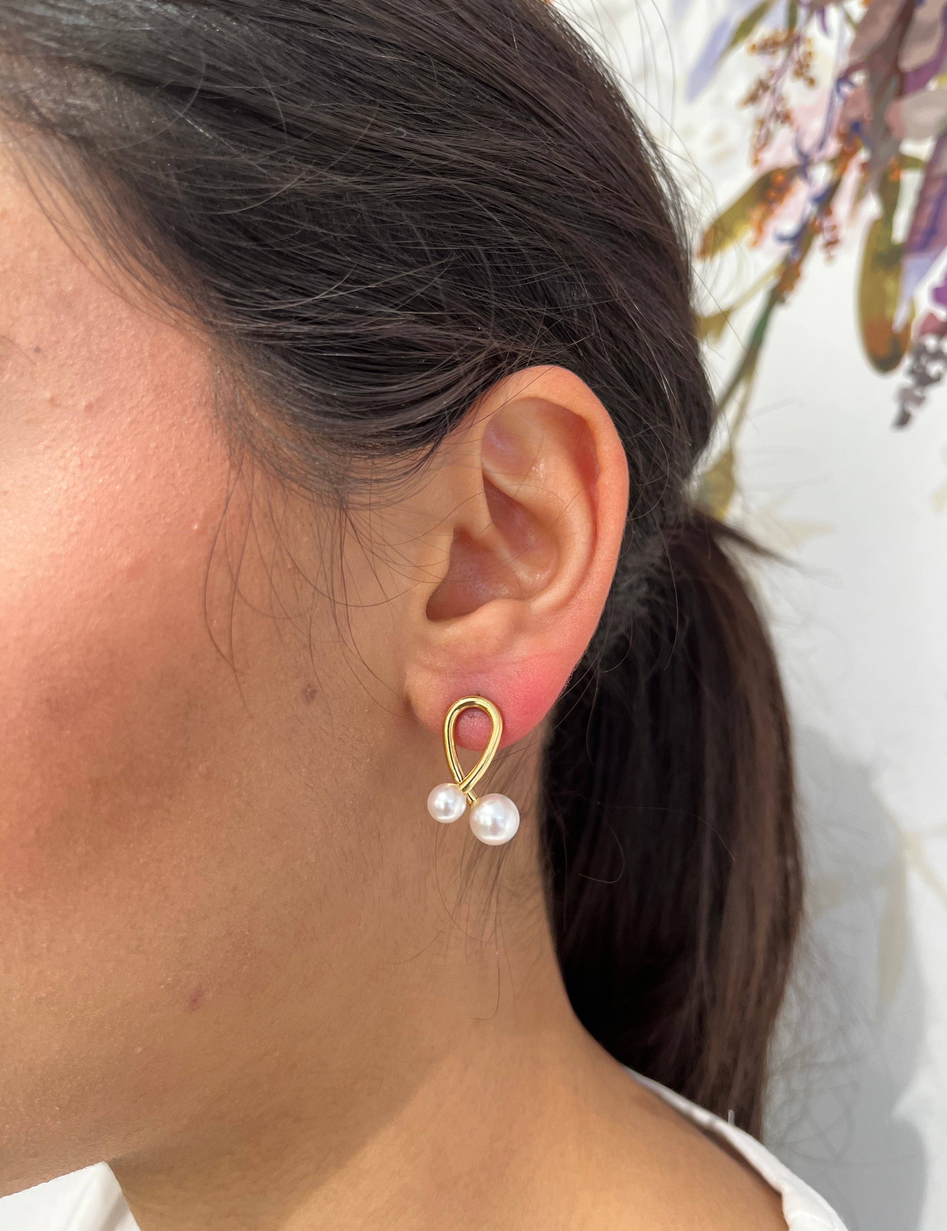 Boucles Perle dorées à deux perles suspendues portées à l'oreille - Ordiajade