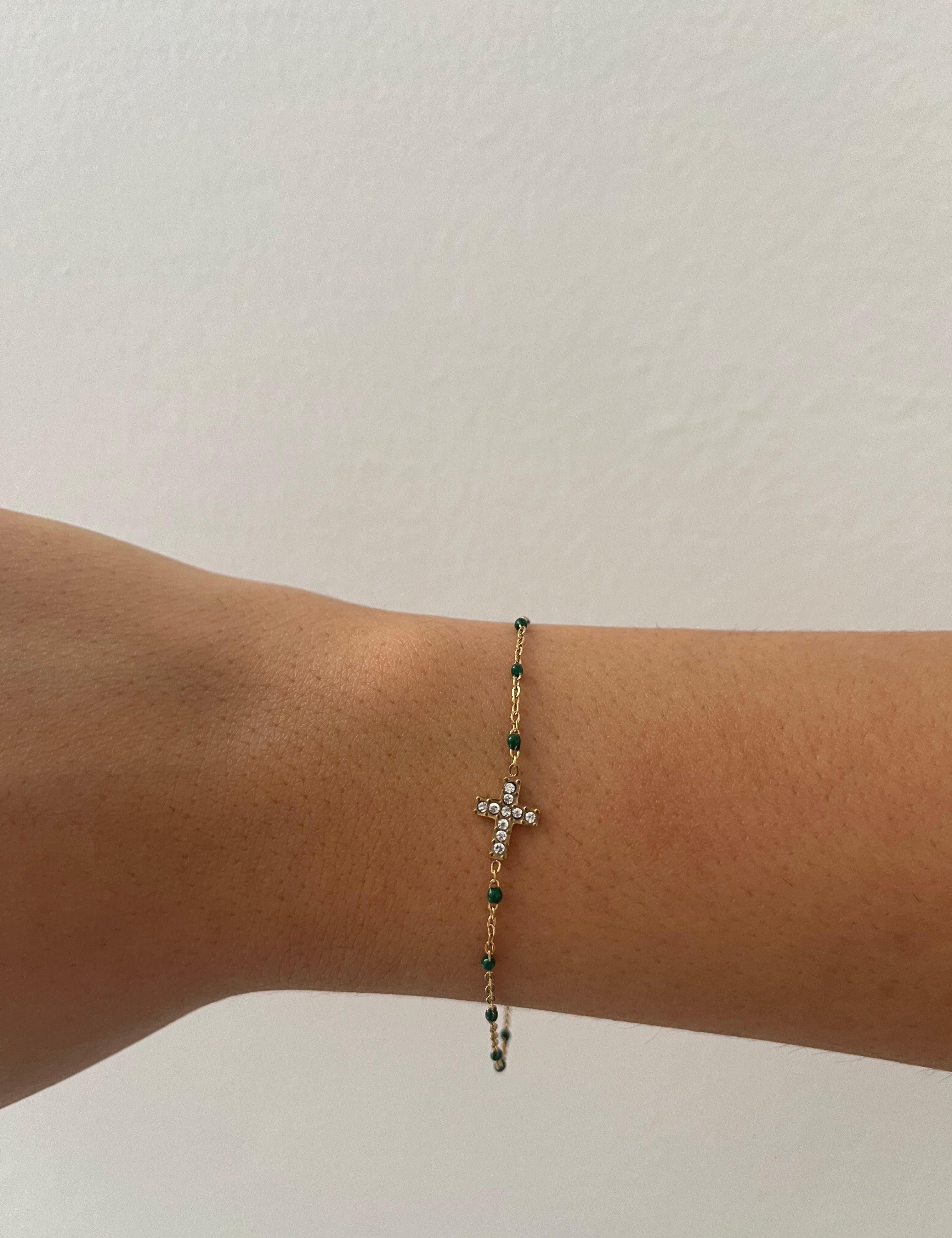 Bracelet Marie Shine doré à perles vertes et croix sertie de strass porté au poignet - Ordiajade