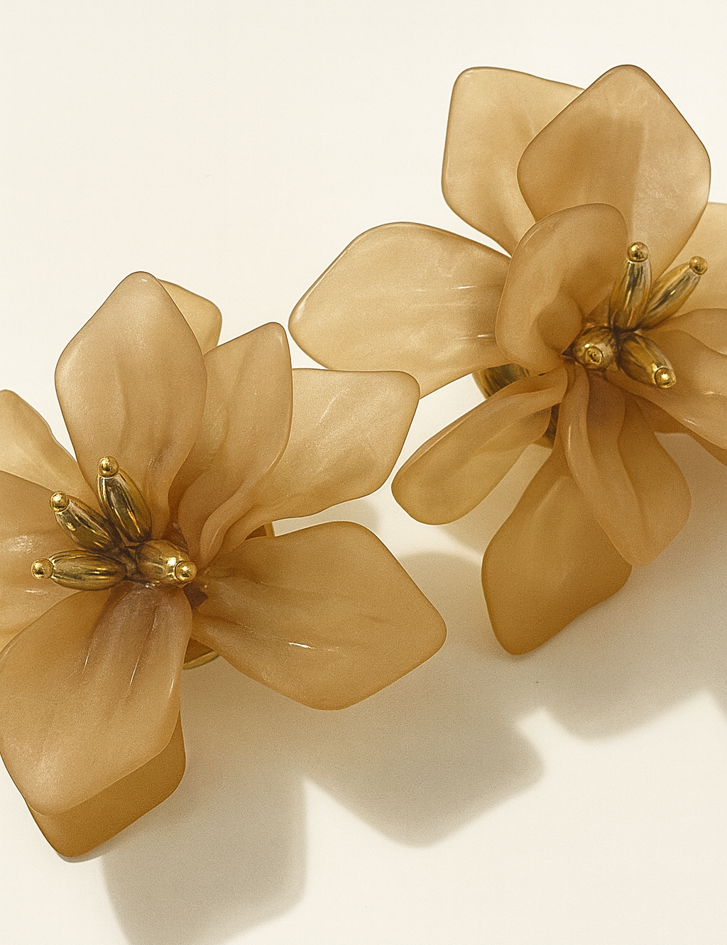 Boucle d’oreille  Flowers  beige  doré en acier inoxydable 316L résistant à l’eau