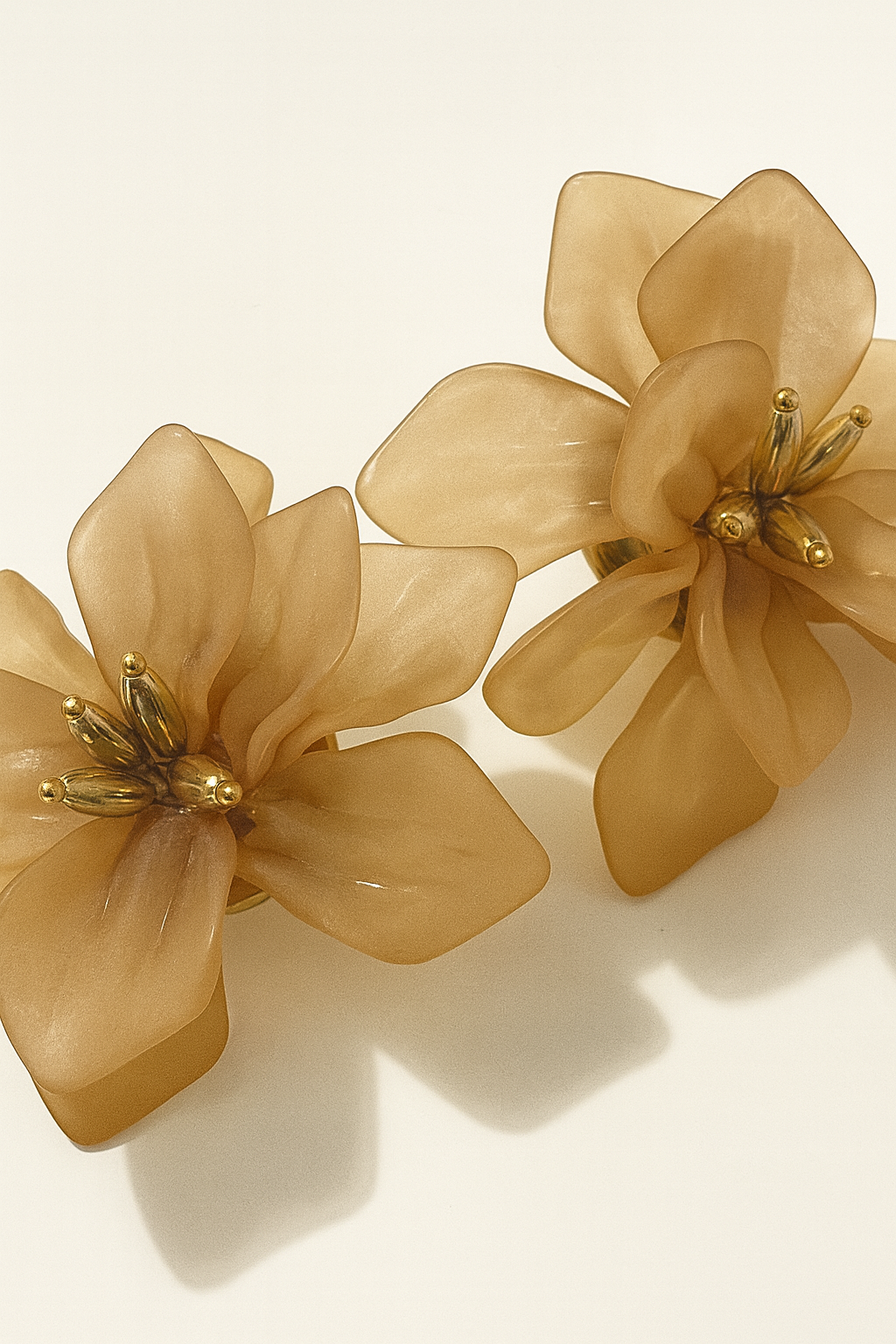 Boucle d’oreille  Flowers  beige  doré en acier inoxydable 316L résistant à l’eau