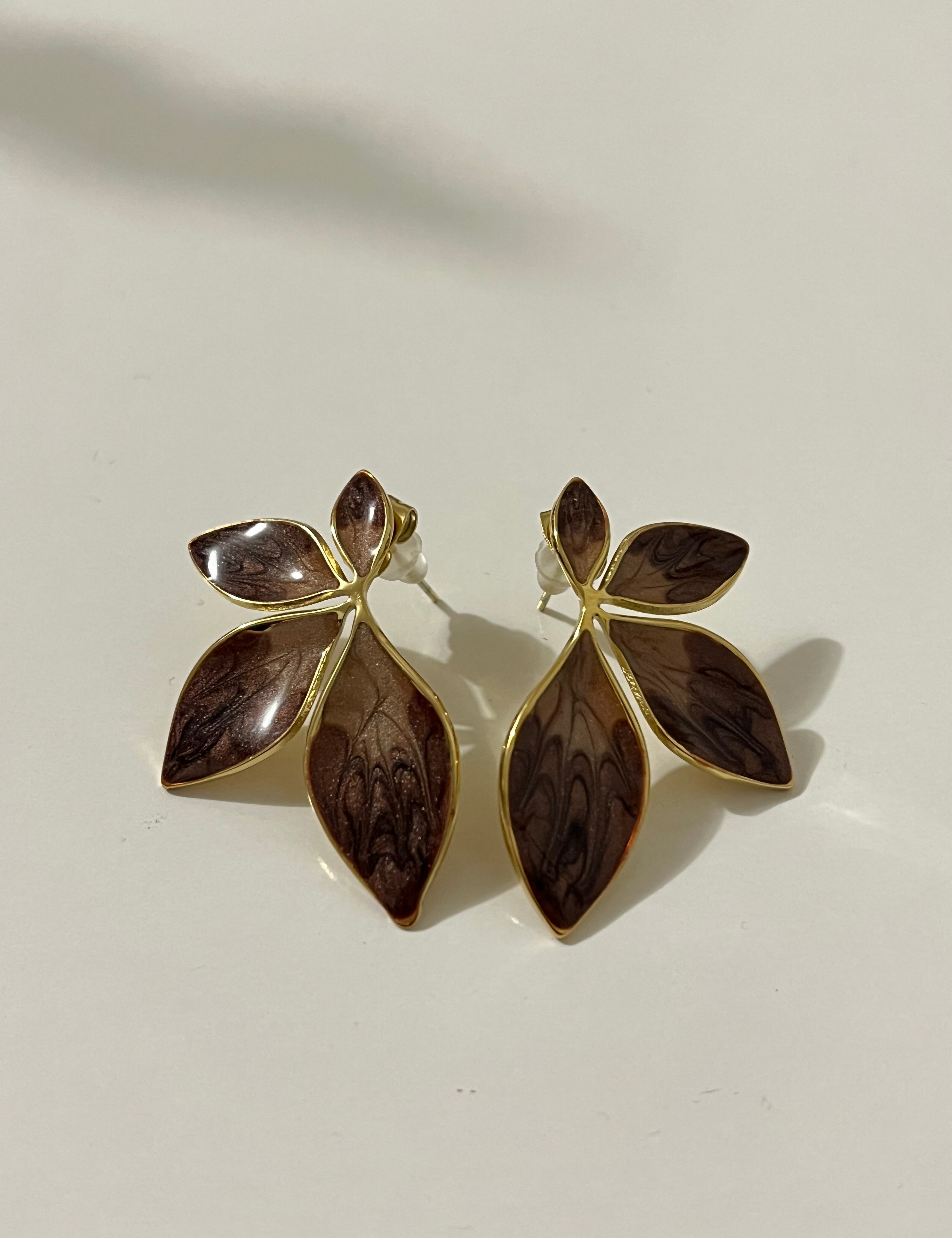 Paire de boucles Nalla, fleurs aux pétales bruns cerclés de doré, sur fond clair - Ordiajade