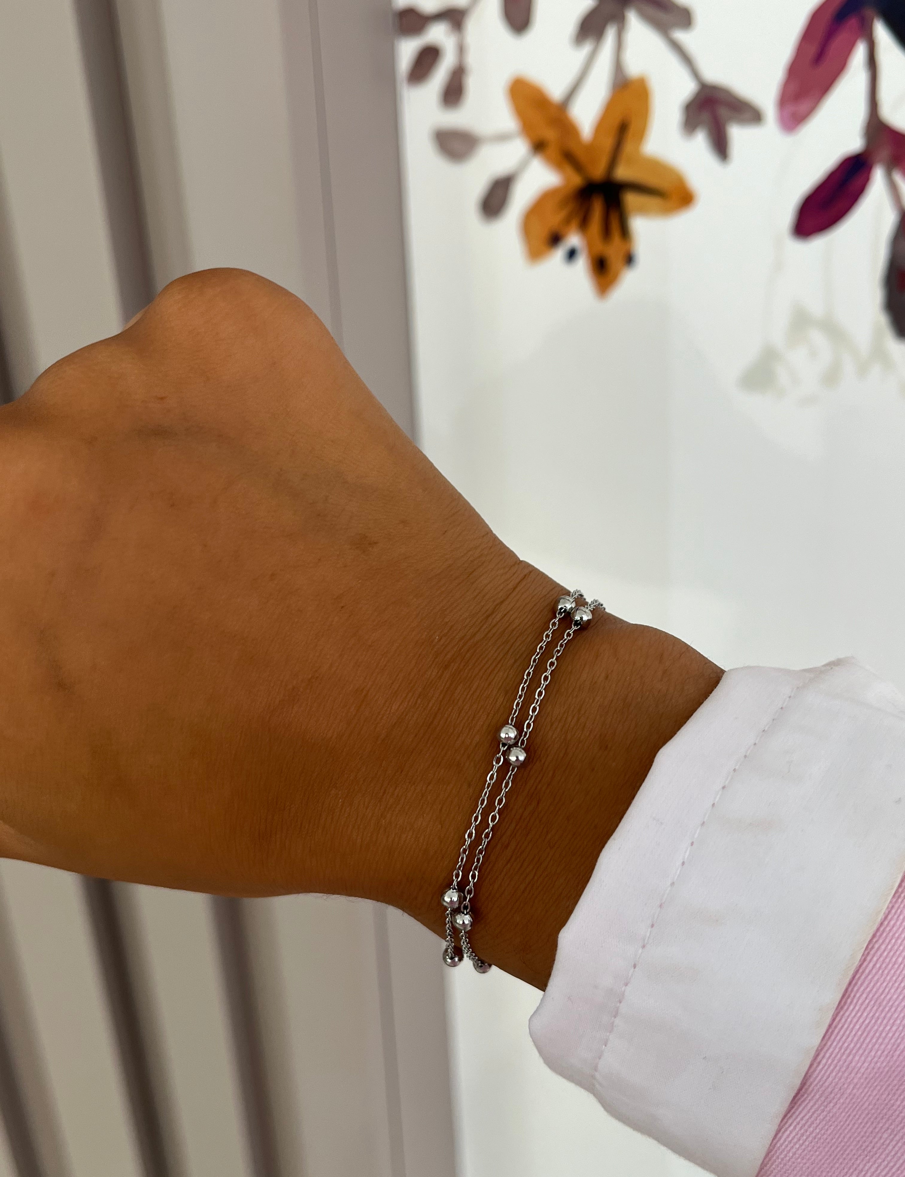 Bracelet Molly argenté double chaîne à petites perles métalliques porté au poignet - Ordiajade