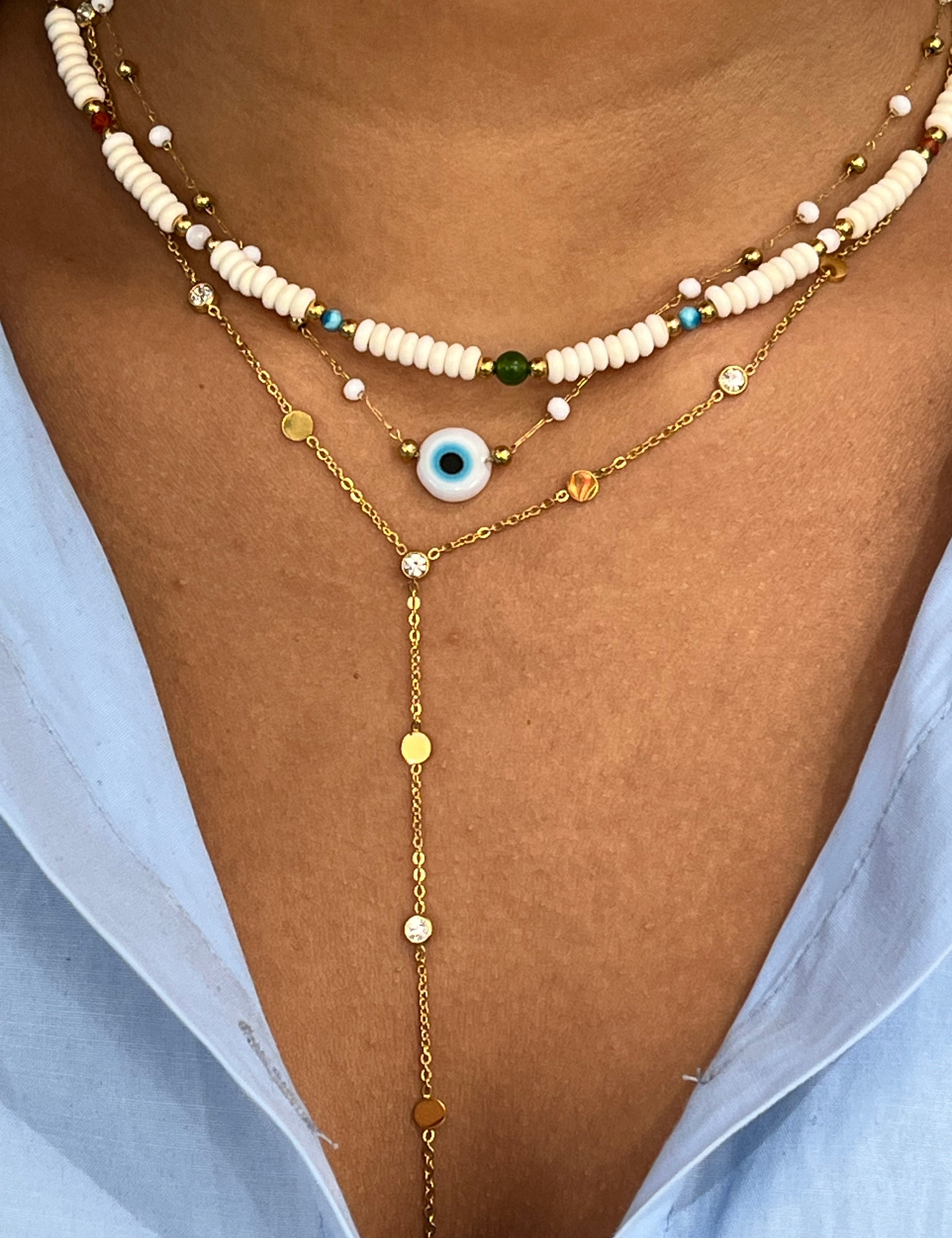 Collier Surfeur porté en accumulation avec un collier en Y doré - Ordiajade