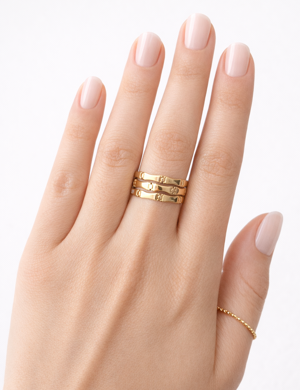 Bague Reflet dorée à trois anneaux portée au doigt - Ordiajade