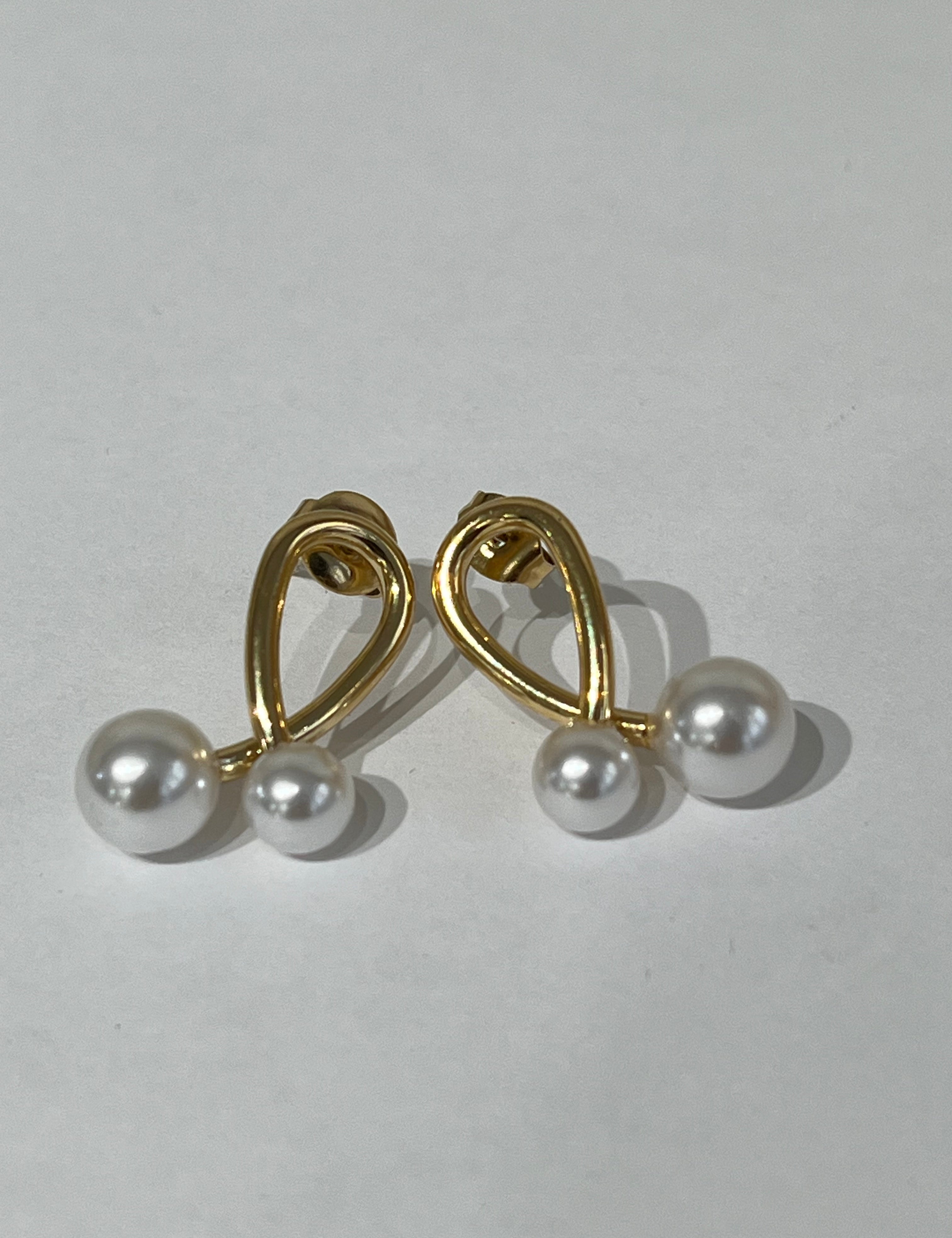 Paire de boucles Perle dorées à deux perles blanches, sur fond gris - Ordiajade