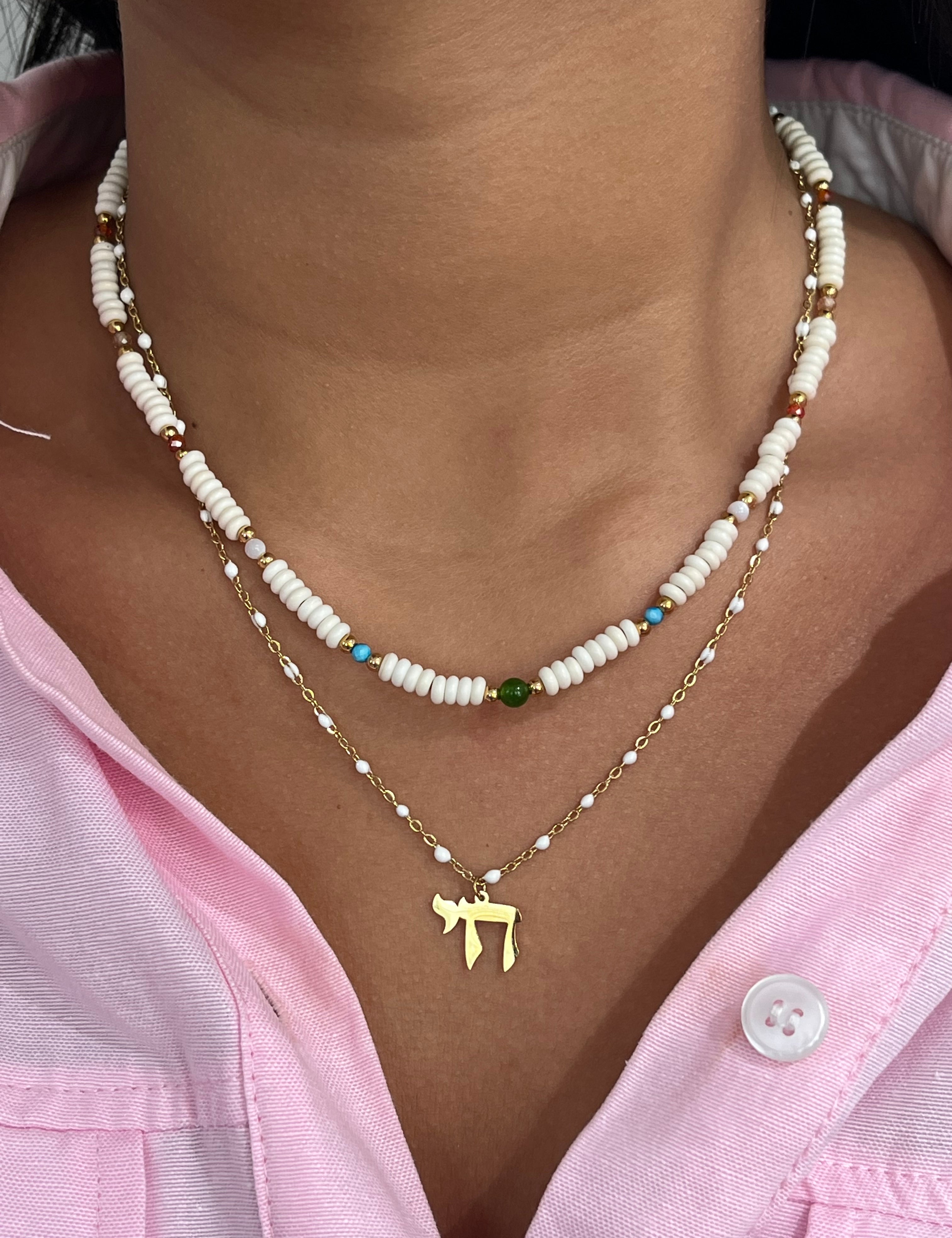Collier Minie Vie porté en accumulation avec un collier de perles blanches - Ordiajade