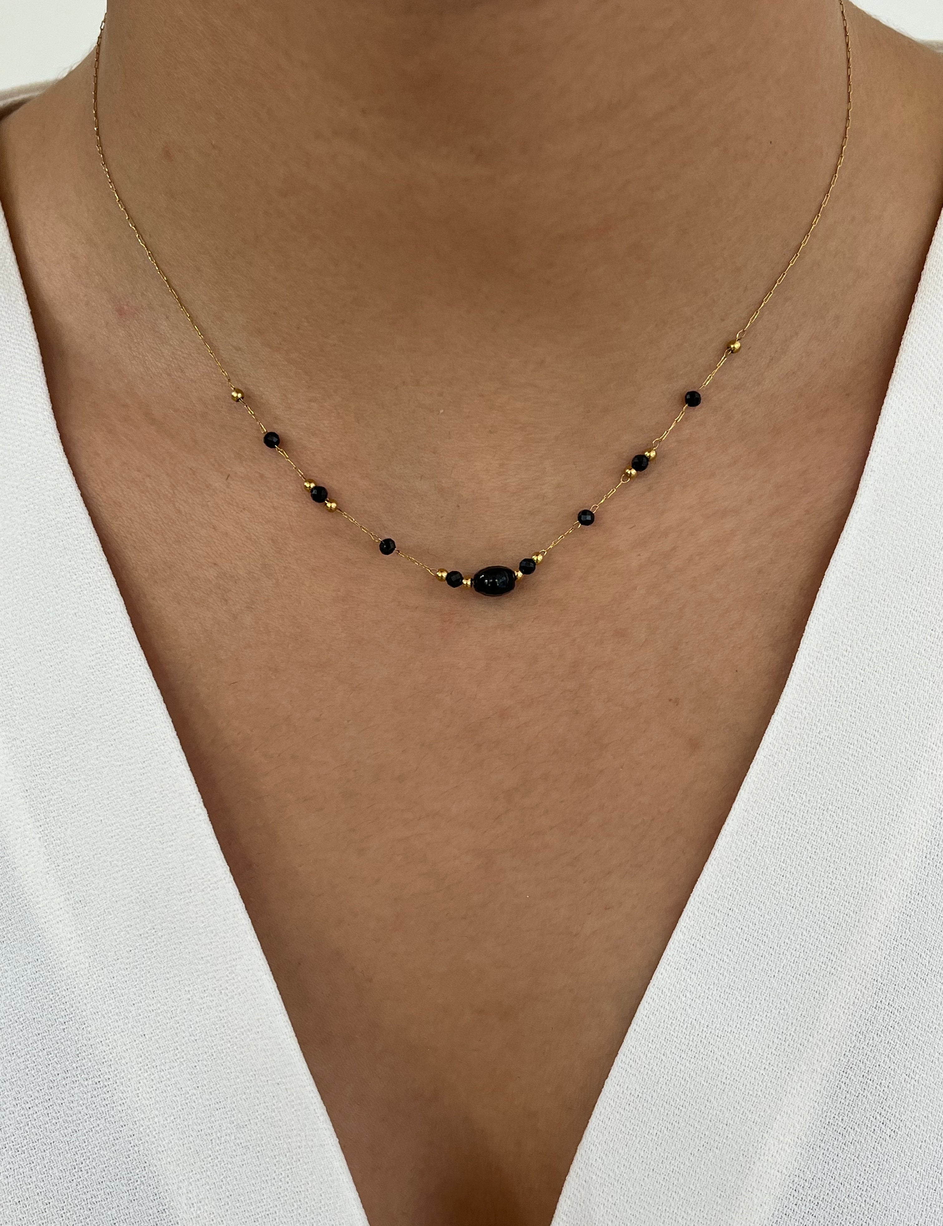Collier Subtile doré à perles noires et pierre noire centrale porté au cou - Ordiajade