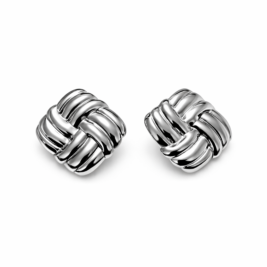 Boucles d'oreilles Kamila argentées en forme de nœud carré, sur fond blanc - Ordiajade