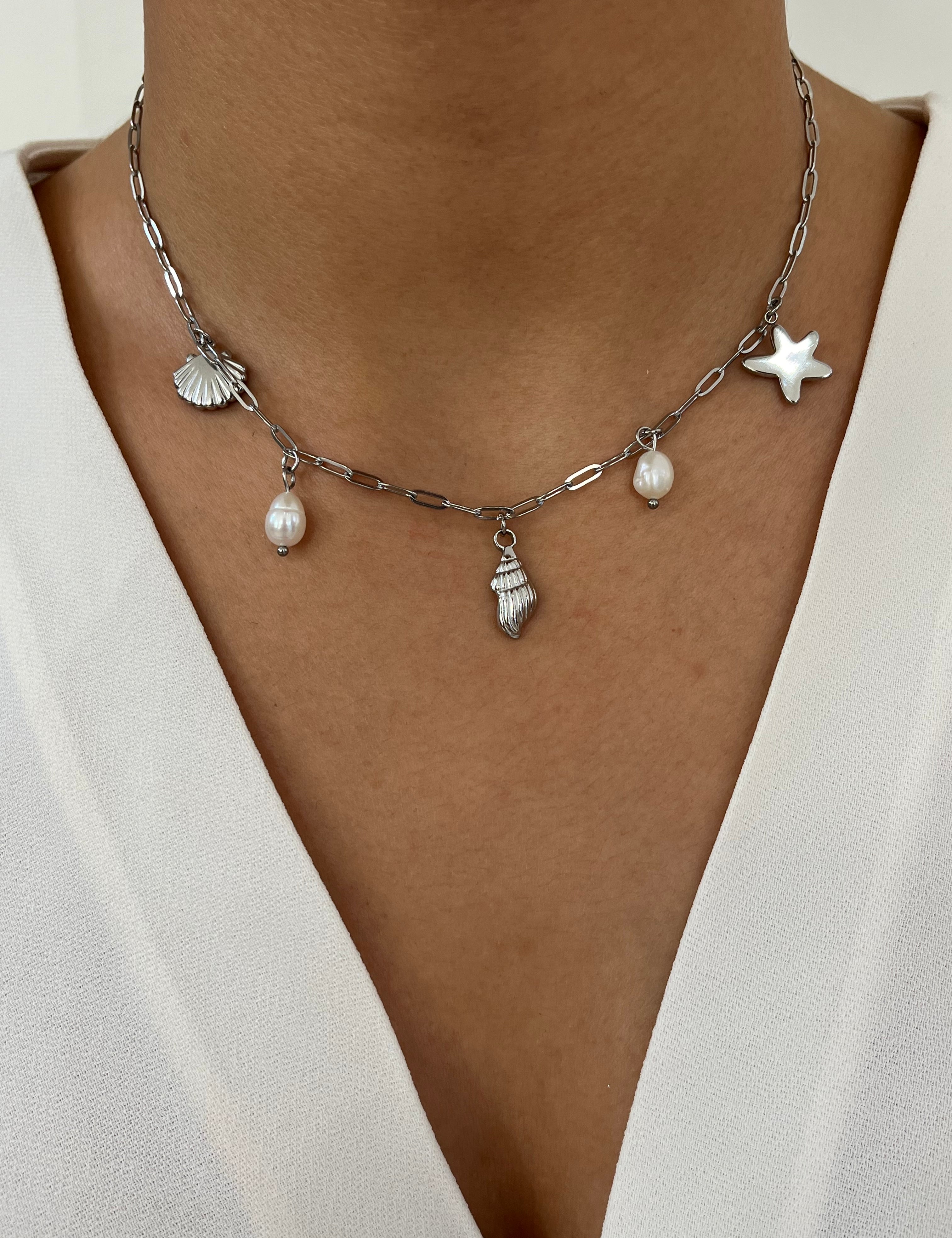 Collier Plata argenté à breloques marines et perles porté au cou - Ordiajade