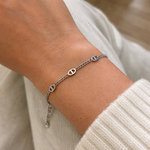 Bracelet Black On porté au poignet femme